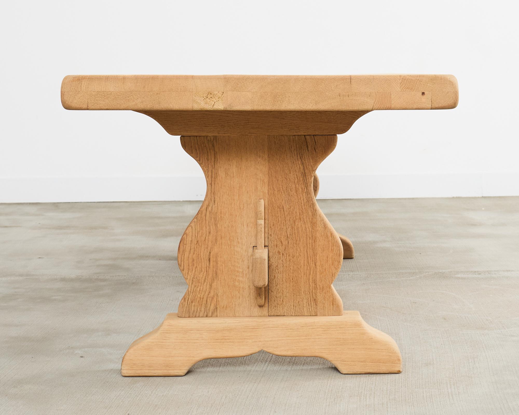 Table de salle à manger à tréteaux en chêne blanchi de style rustique français Bon état - En vente à Rio Vista, CA