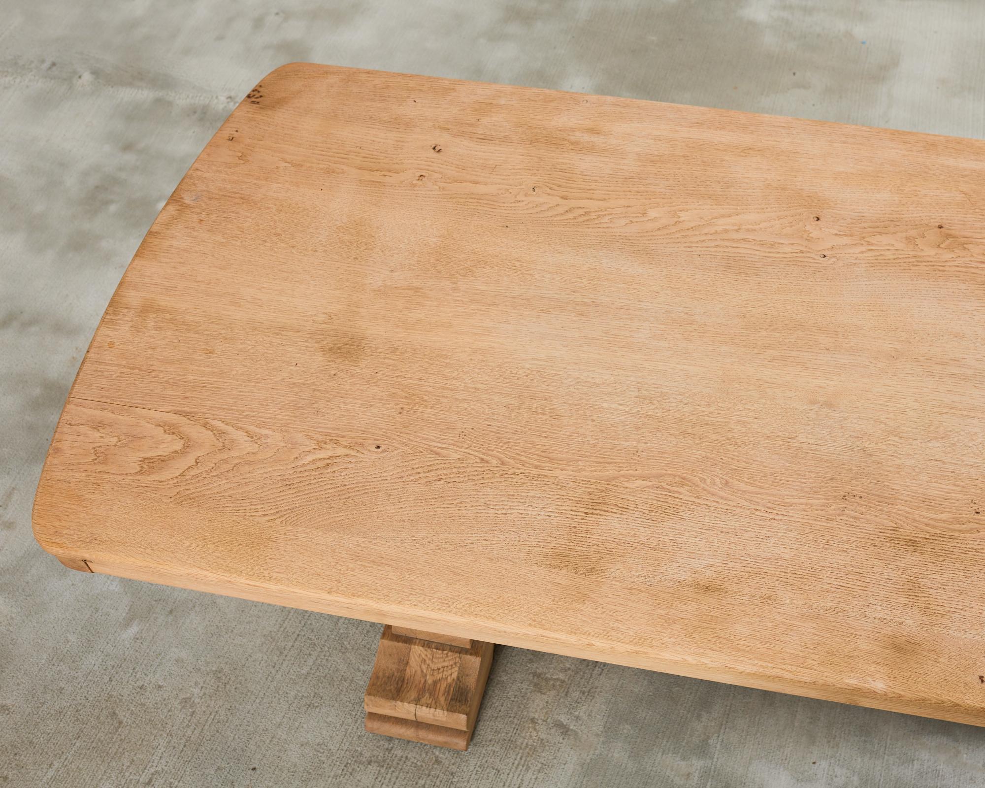 20ième siècle Table de salle à manger à tréteaux en chêne blanchi de style rustique français en vente