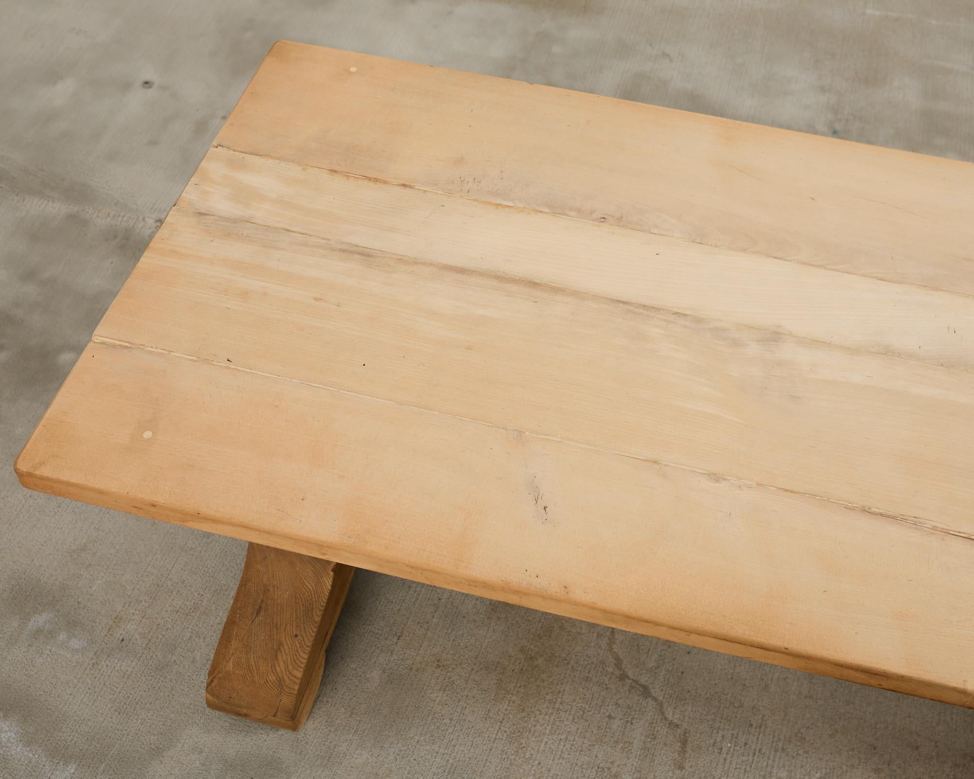 20ième siècle Table de salle à manger à tréteaux en chêne blanchi de style rustique français en vente