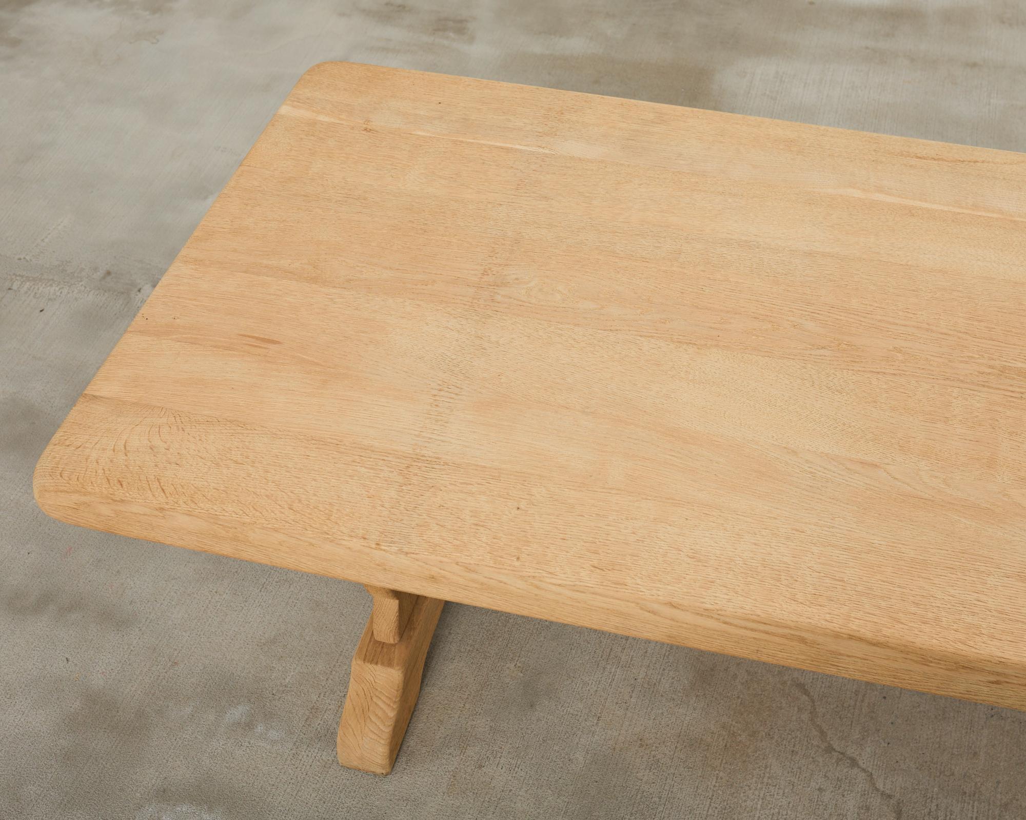 20ième siècle Table de salle à manger à tréteaux en chêne blanchi de style rustique français en vente