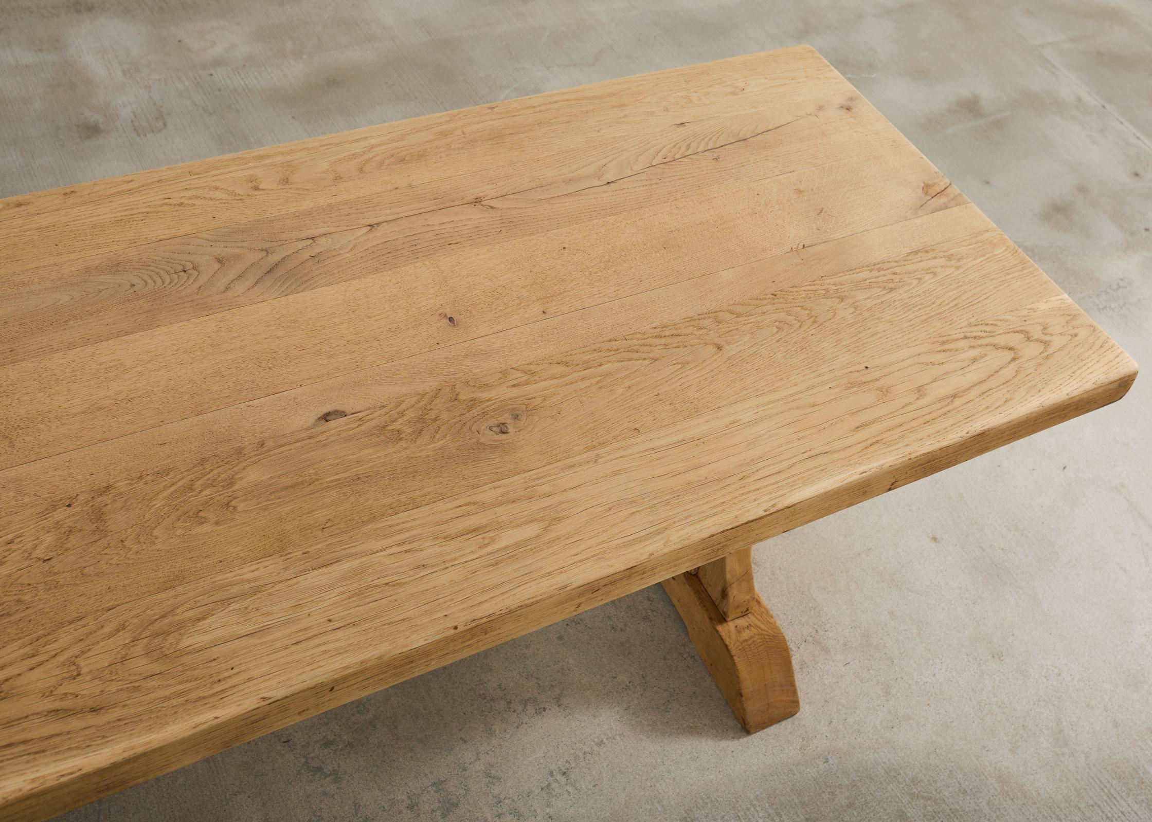 20ième siècle Table de salle à manger à tréteaux en chêne blanchi de style rustique français en vente