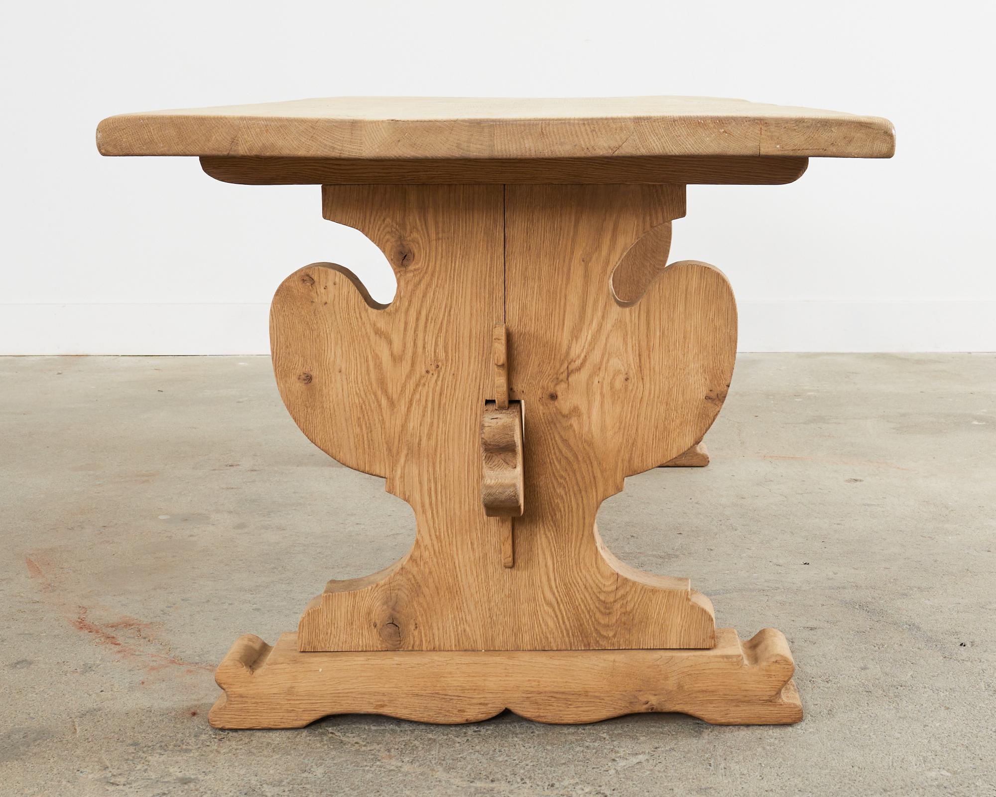 Chêne Table de salle à manger à tréteaux en chêne blanchi de style rustique français en vente