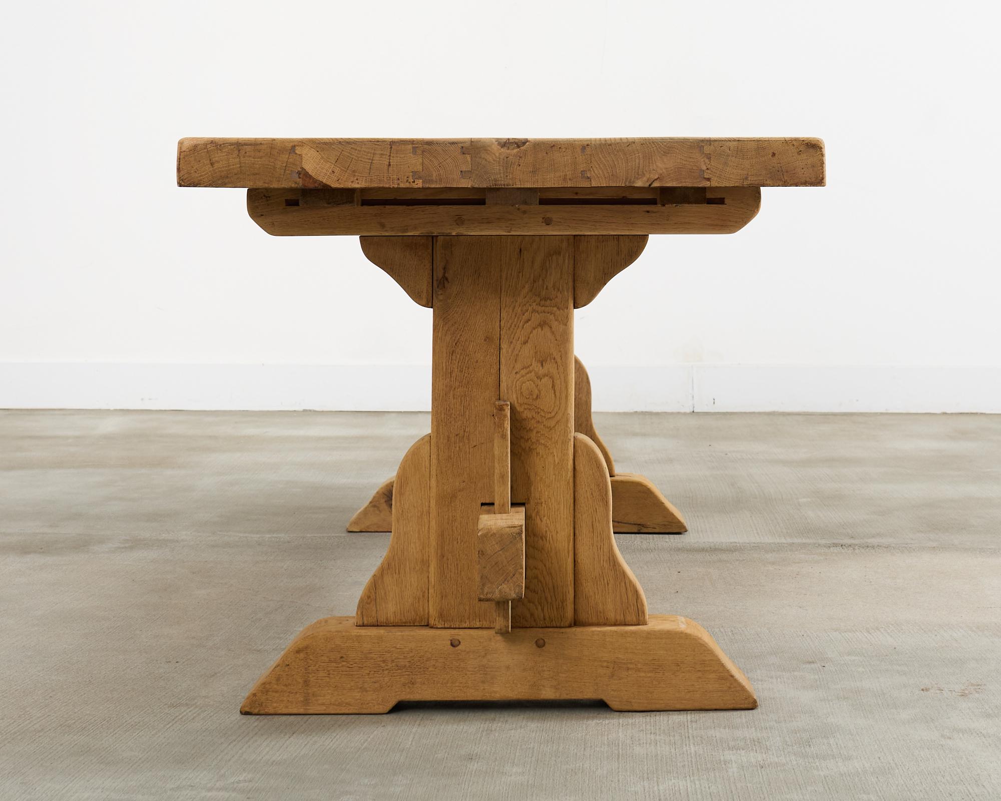 Chêne Table de salle à manger à tréteaux en chêne blanchi de style rustique français en vente
