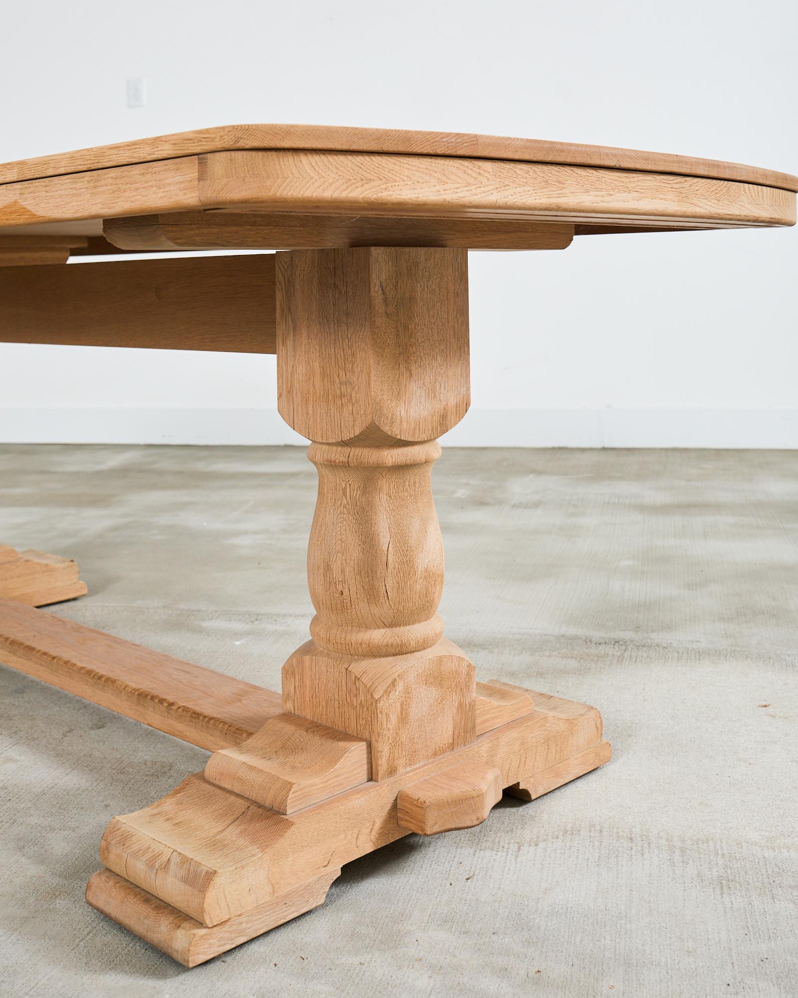 Table de salle à manger à tréteaux en chêne blanchi de style rustique français en vente 1