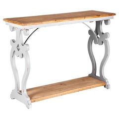 Table d'entrée en bois de sapin, sculptée et lavée à la grisaille.