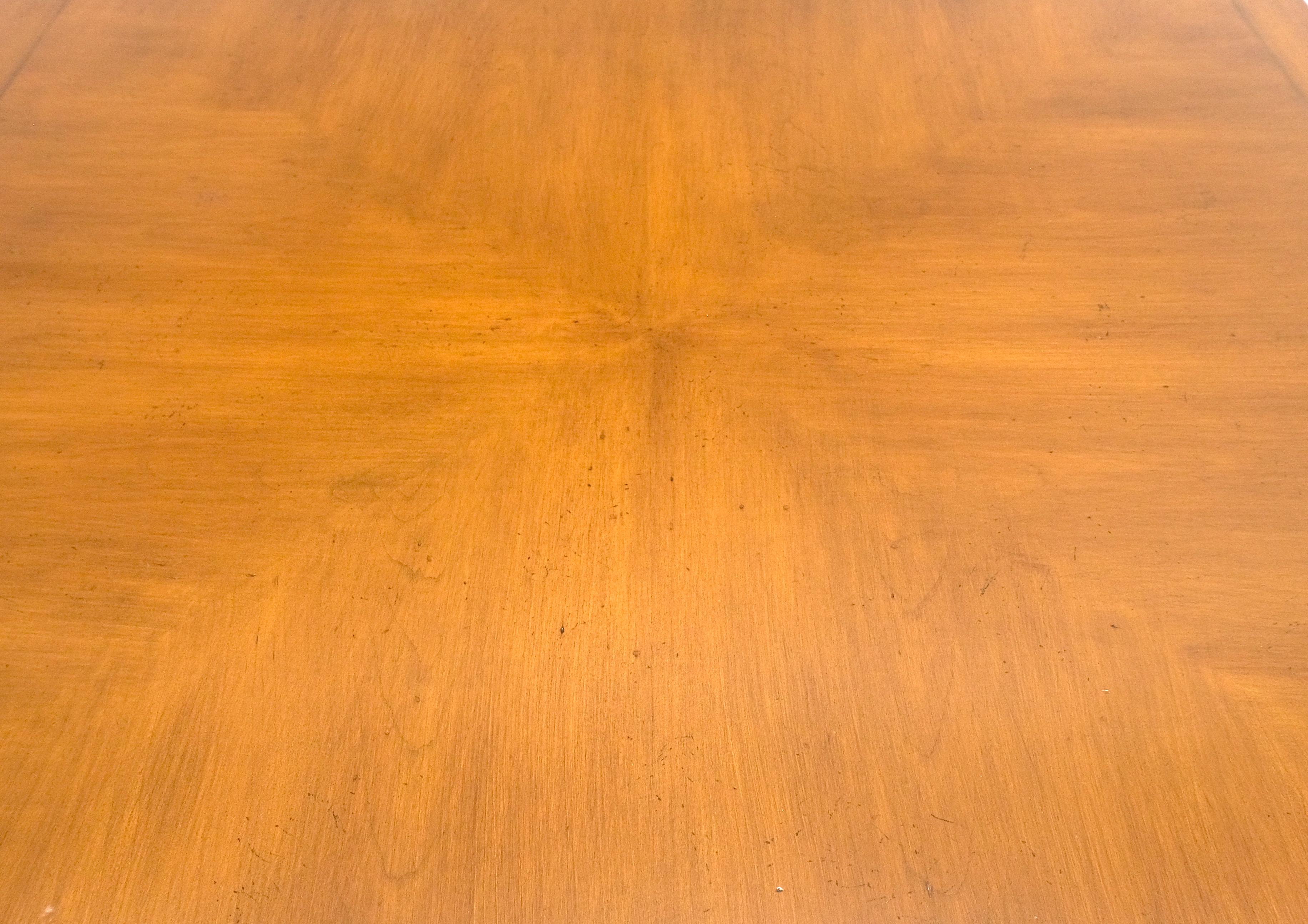Table de jeu de salle à manger italienne sculptée à deux tiroirs et 4 chaises MINT ! en vente 3