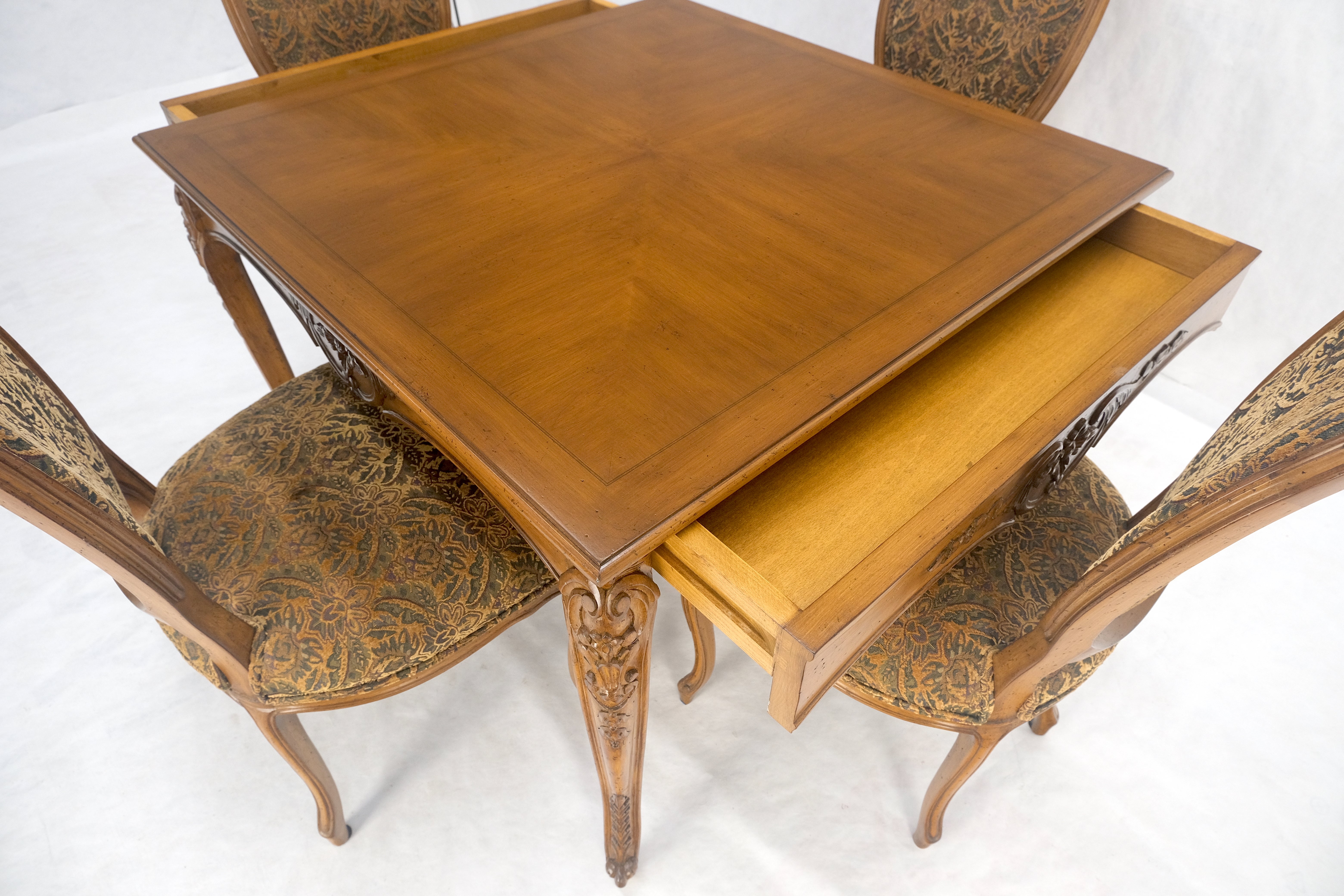Table de jeu de salle à manger italienne sculptée à deux tiroirs et 4 chaises MINT ! 
La table est 40