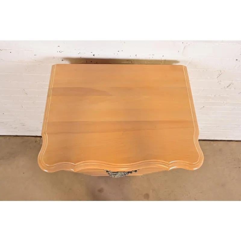 Arcón lencero o Semainier francés de arce tallado de estilo rústico en venta 3