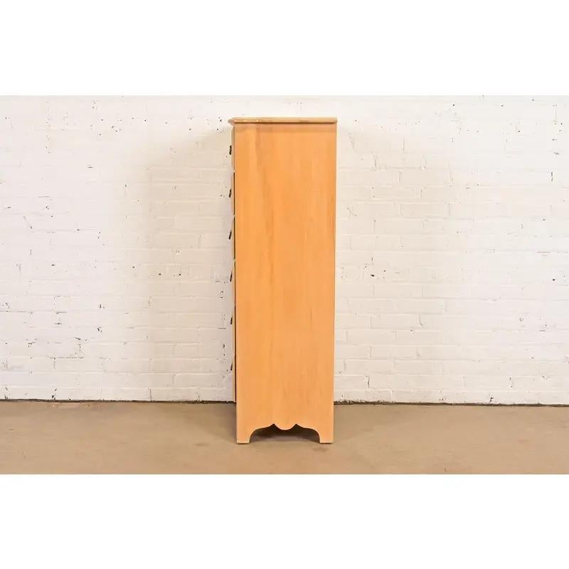 Arcón lencero o Semainier francés de arce tallado de estilo rústico en venta 4