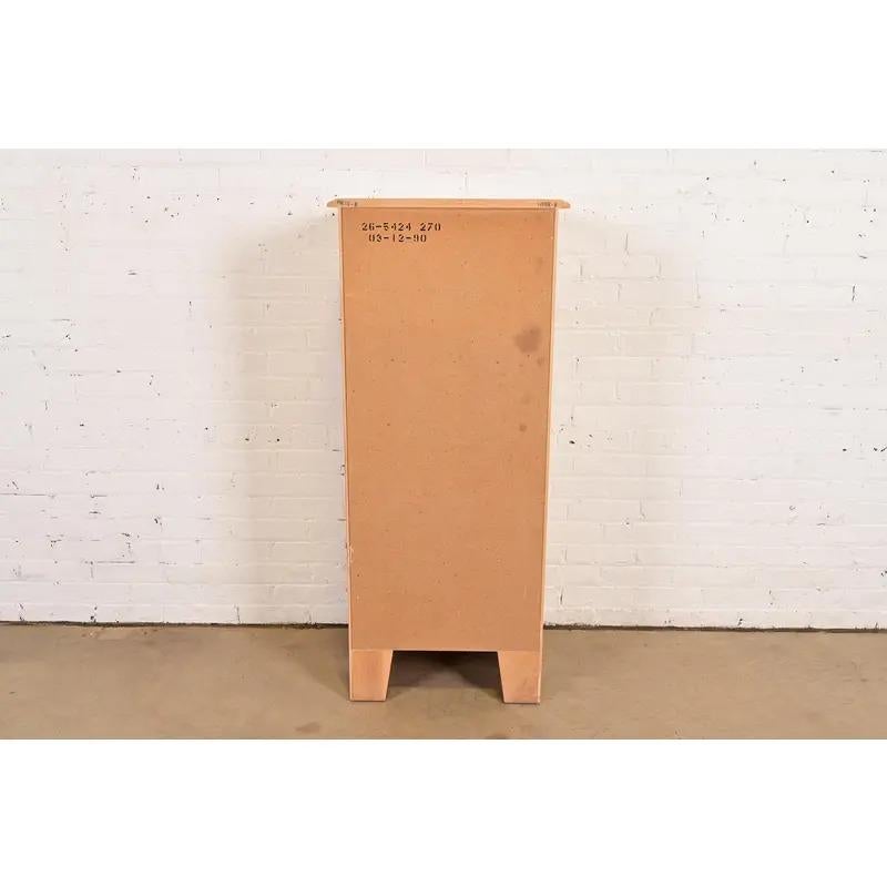 Arcón lencero o Semainier francés de arce tallado de estilo rústico en venta 5