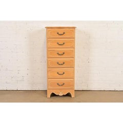 Semainier ou coffre à lingerie en érable sculpté de style français