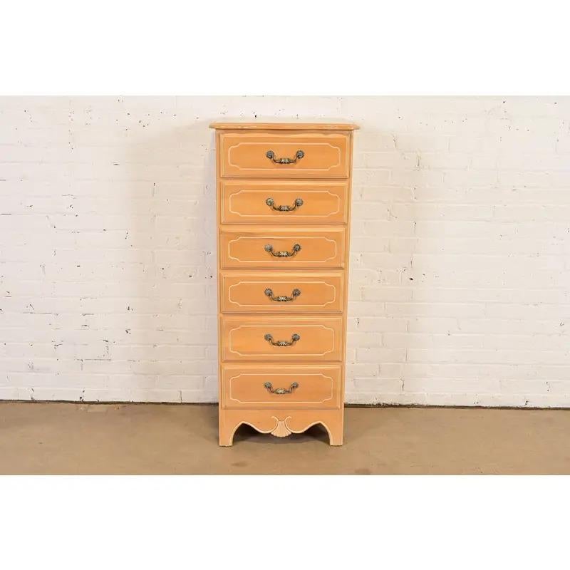 Arcón lencero o Semainier francés de arce tallado de estilo rústico Provincial francés en venta