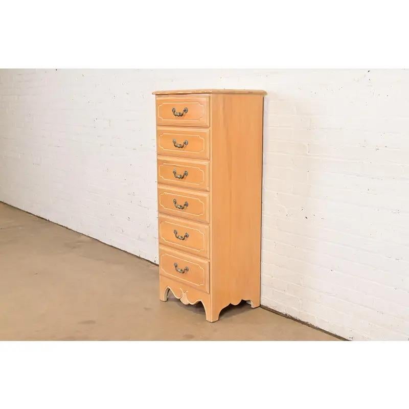 Arcón lencero o Semainier francés de arce tallado de estilo rústico Estadounidense en venta