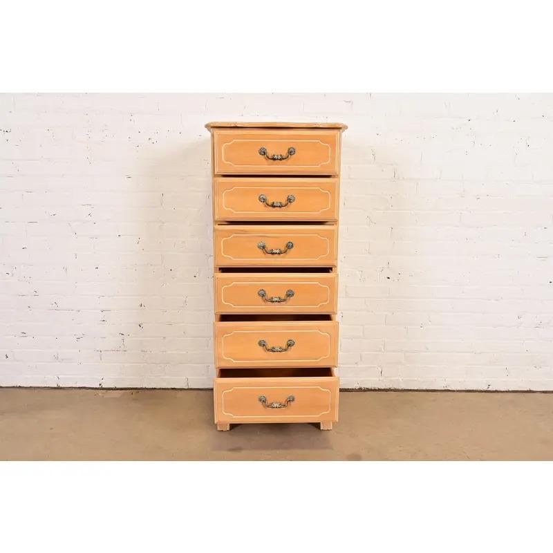 Arcón lencero o Semainier francés de arce tallado de estilo rústico siglo XX en venta