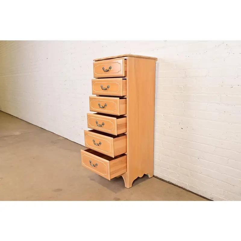 Arcón lencero o Semainier francés de arce tallado de estilo rústico Latón en venta