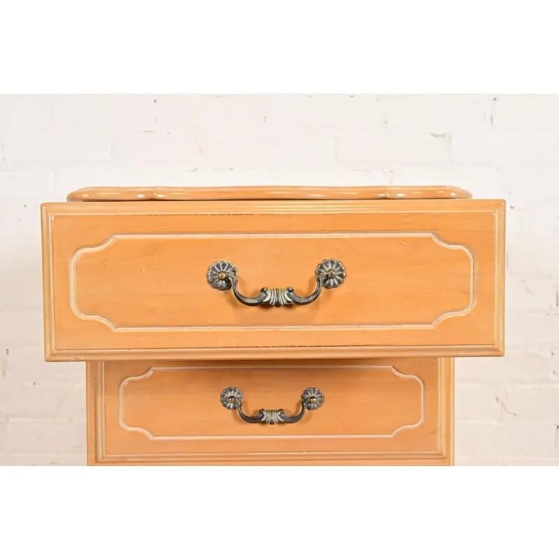 Arcón lencero o Semainier francés de arce tallado de estilo rústico en venta 1