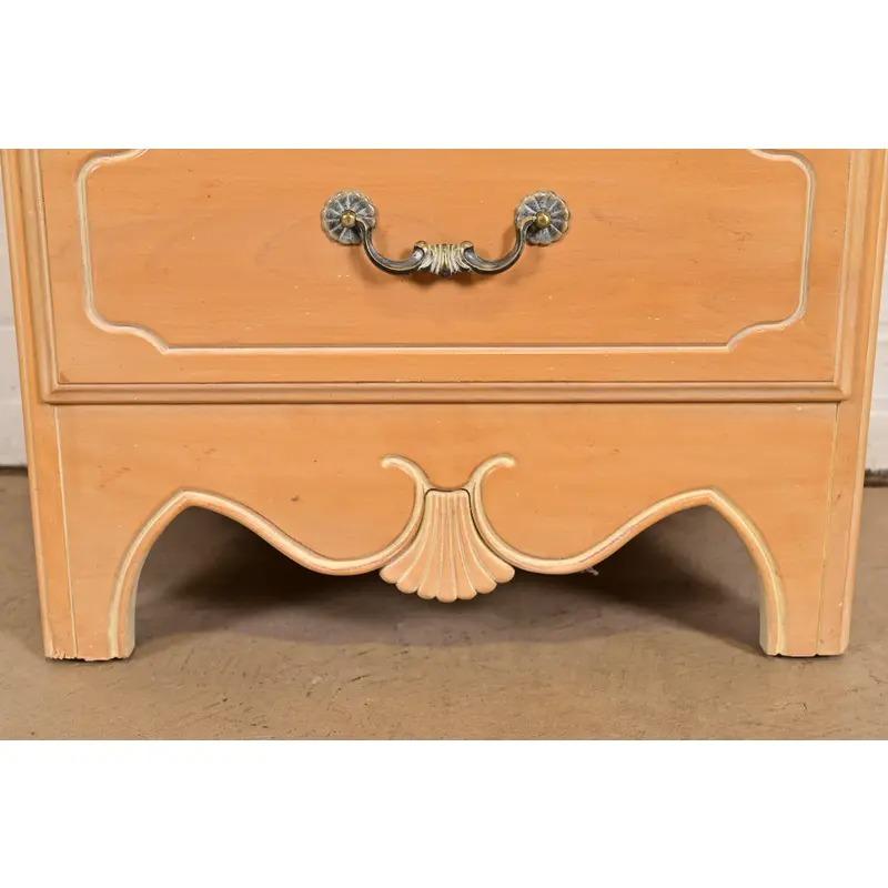 Arcón lencero o Semainier francés de arce tallado de estilo rústico en venta 2