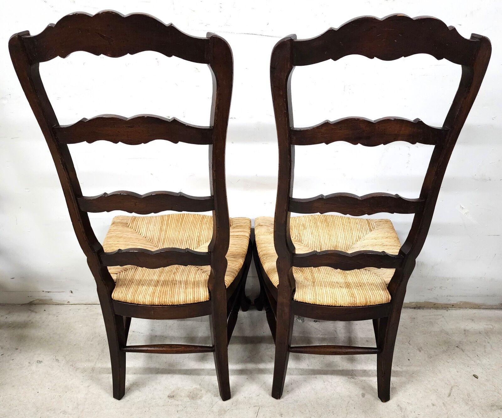 20ième siècle Chaises de salle à manger de style campagnard français à assise en jonc et à dos d'échelle du milieu du siècle ''6''. en vente