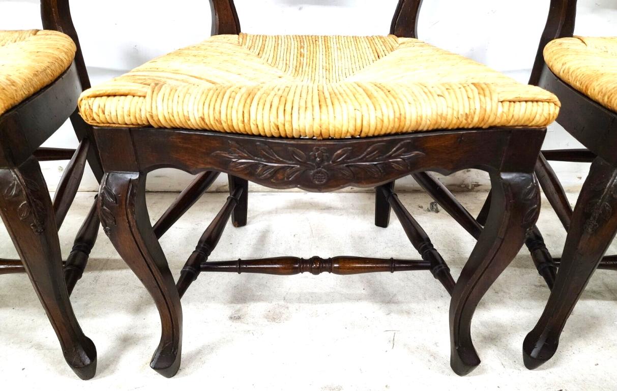 Chaises de salle à manger de style campagnard français à assise en jonc et à dos d'échelle du milieu du siècle ''6''. en vente 2