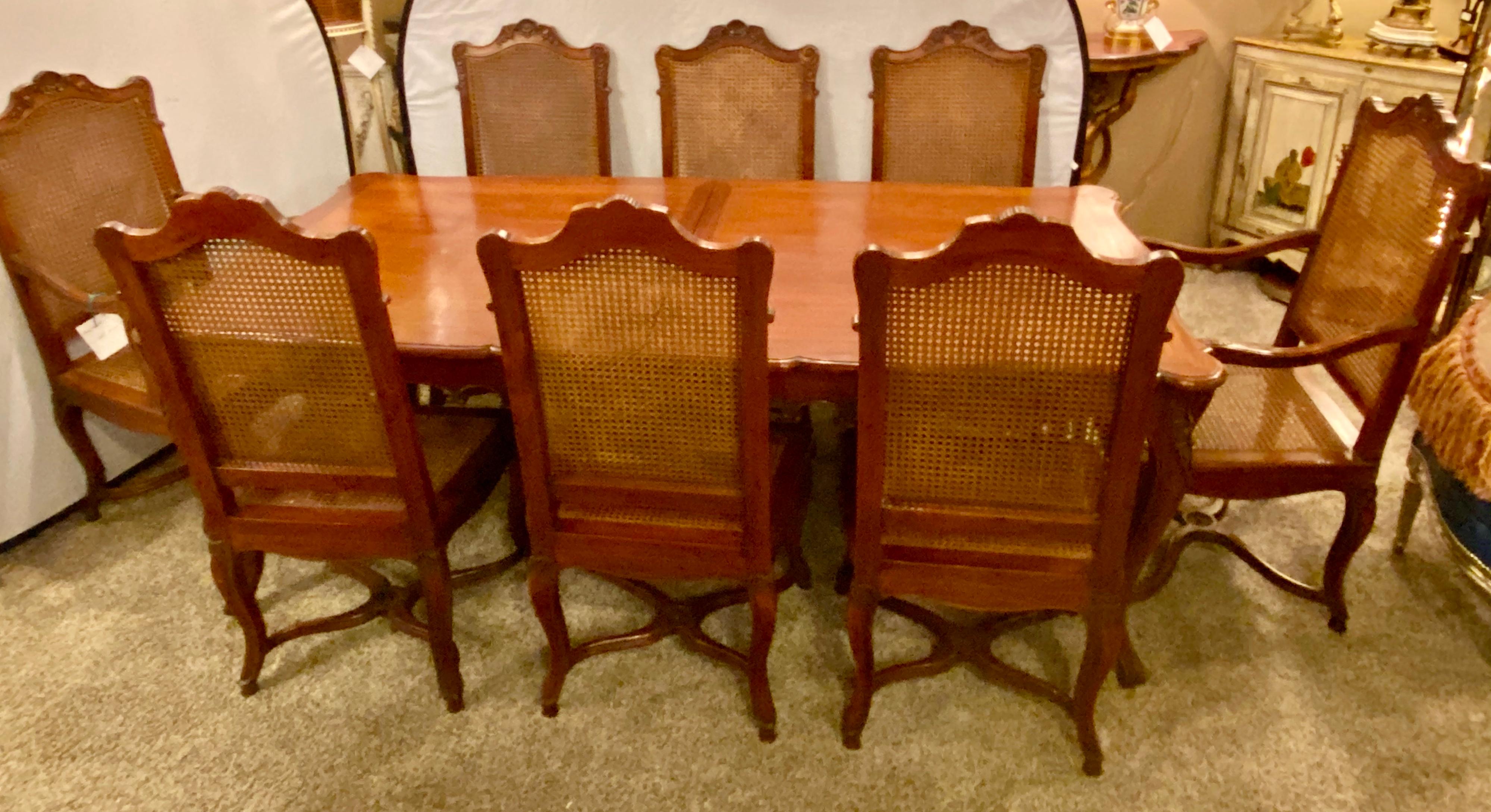 Country French Dining Set Table and 8 Chairs Finely Carved Fine Condition In Good Condition In Stamford, CT