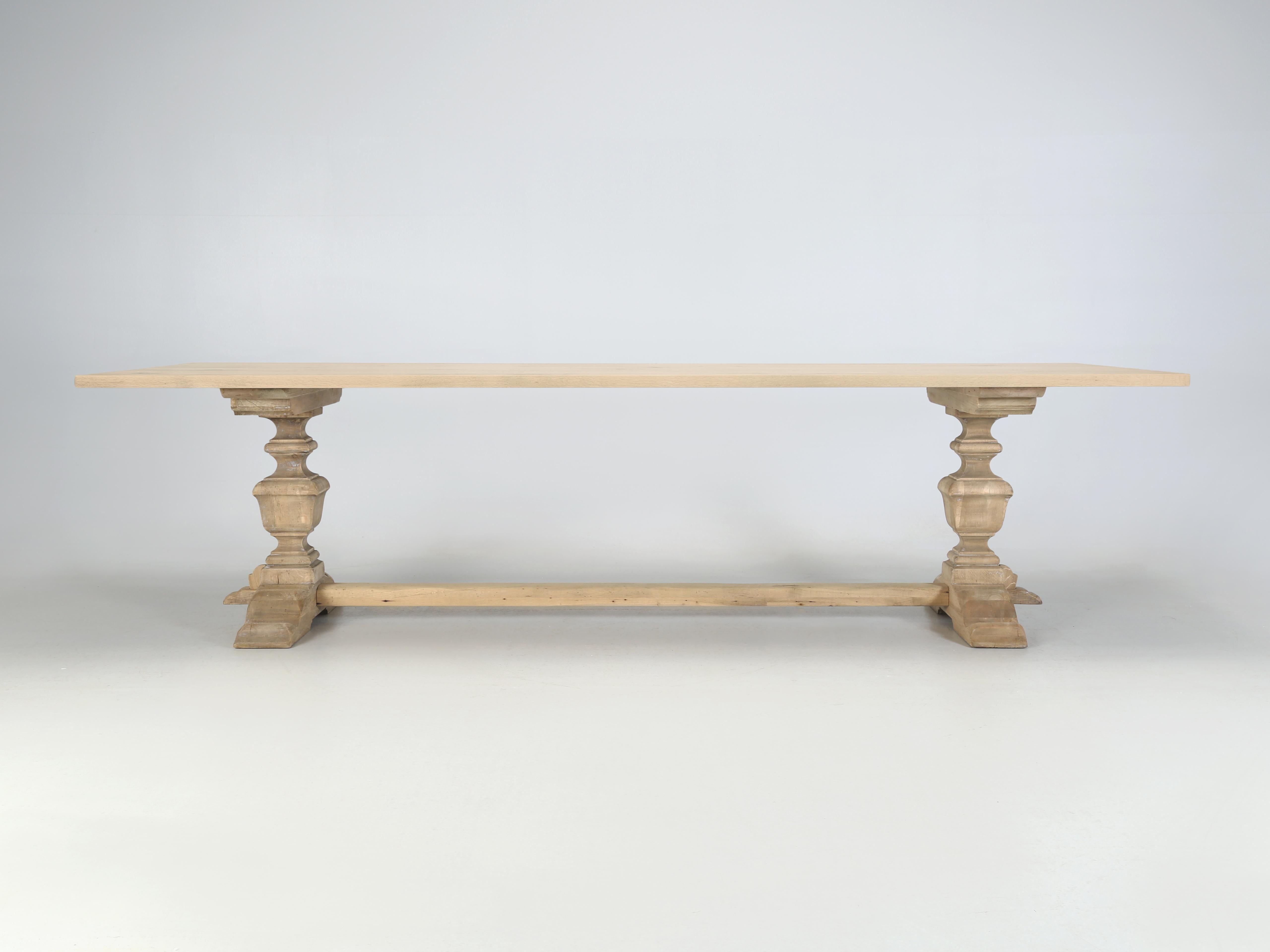 Milieu du XXe siècle Table de salle à manger de style campagnard français avec magnifique plateau en chêne rustique