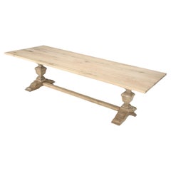 Table de salle à manger de style campagnard français avec magnifique plateau en chêne rustique