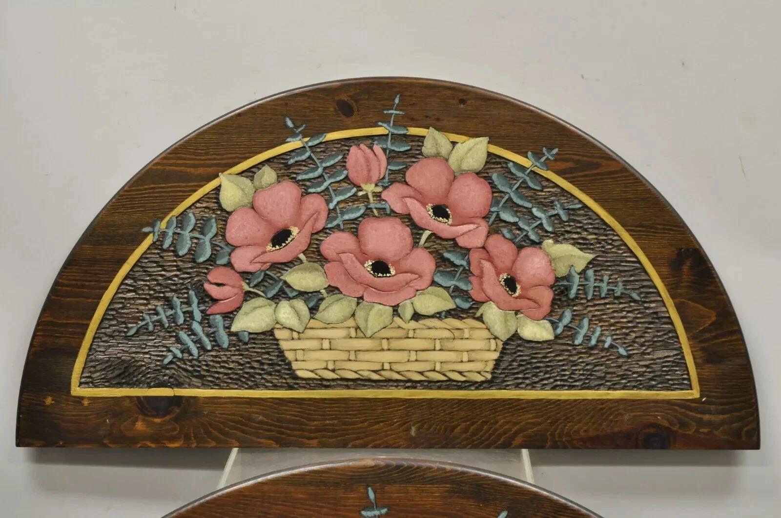Plaque d'art mural en pin sculpté à la main - une paire. L'article présente des détails sculptés à la main d'un panier de fleurs avec des détails peints à la main, une construction en bois massif, un beau grain de bois. L'offre concerne la paire.