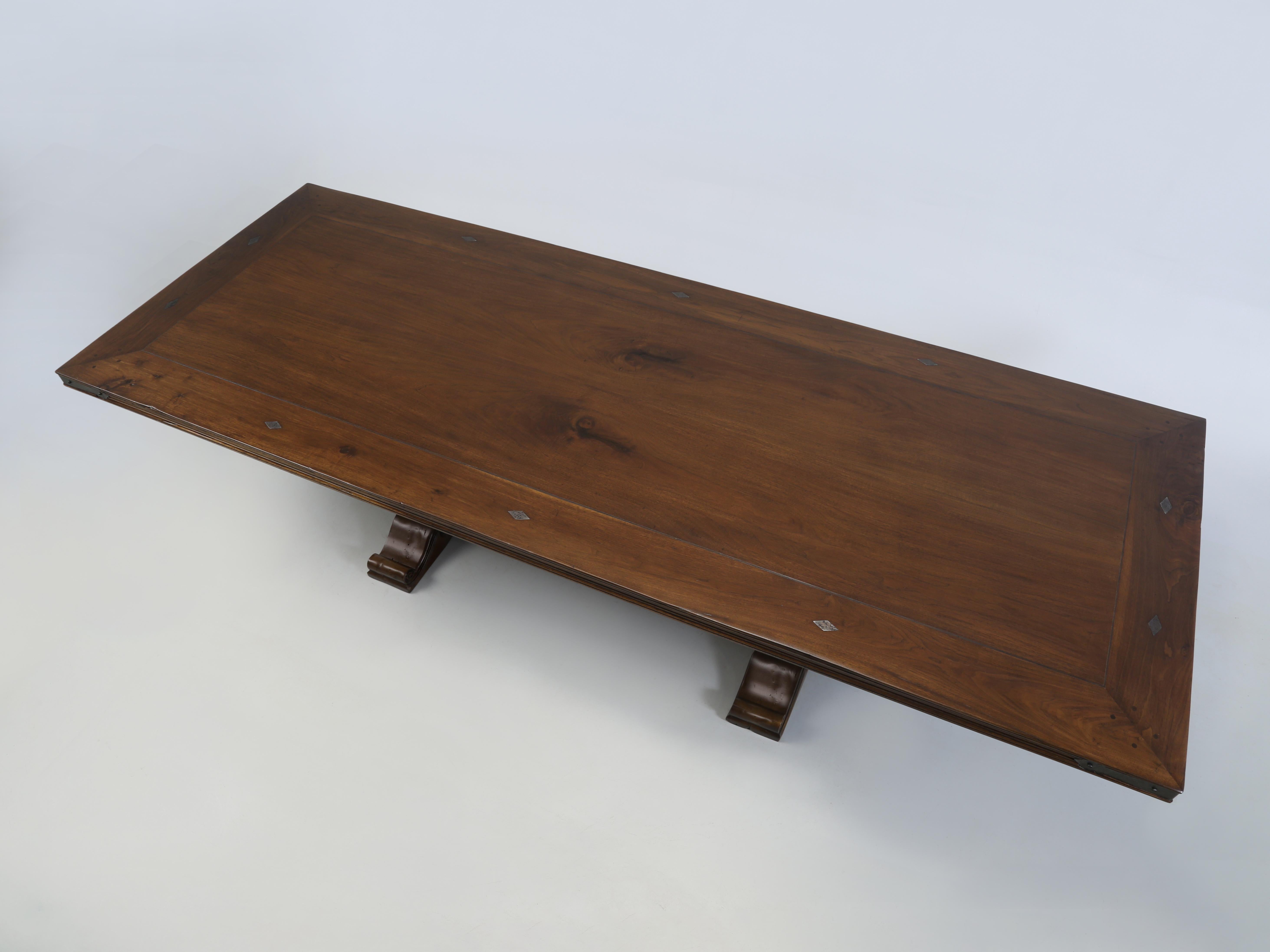 Esstisch aus Nussbaum im französischen Landhausstil, hergestellt von Old Plank in unserer Holzbearbeitungsabteilung und natürlich in jeder gewünschten Größe und Ausführung erhältlich. Auf diesen klassischen Esstisch aus Nussbaum im französischen