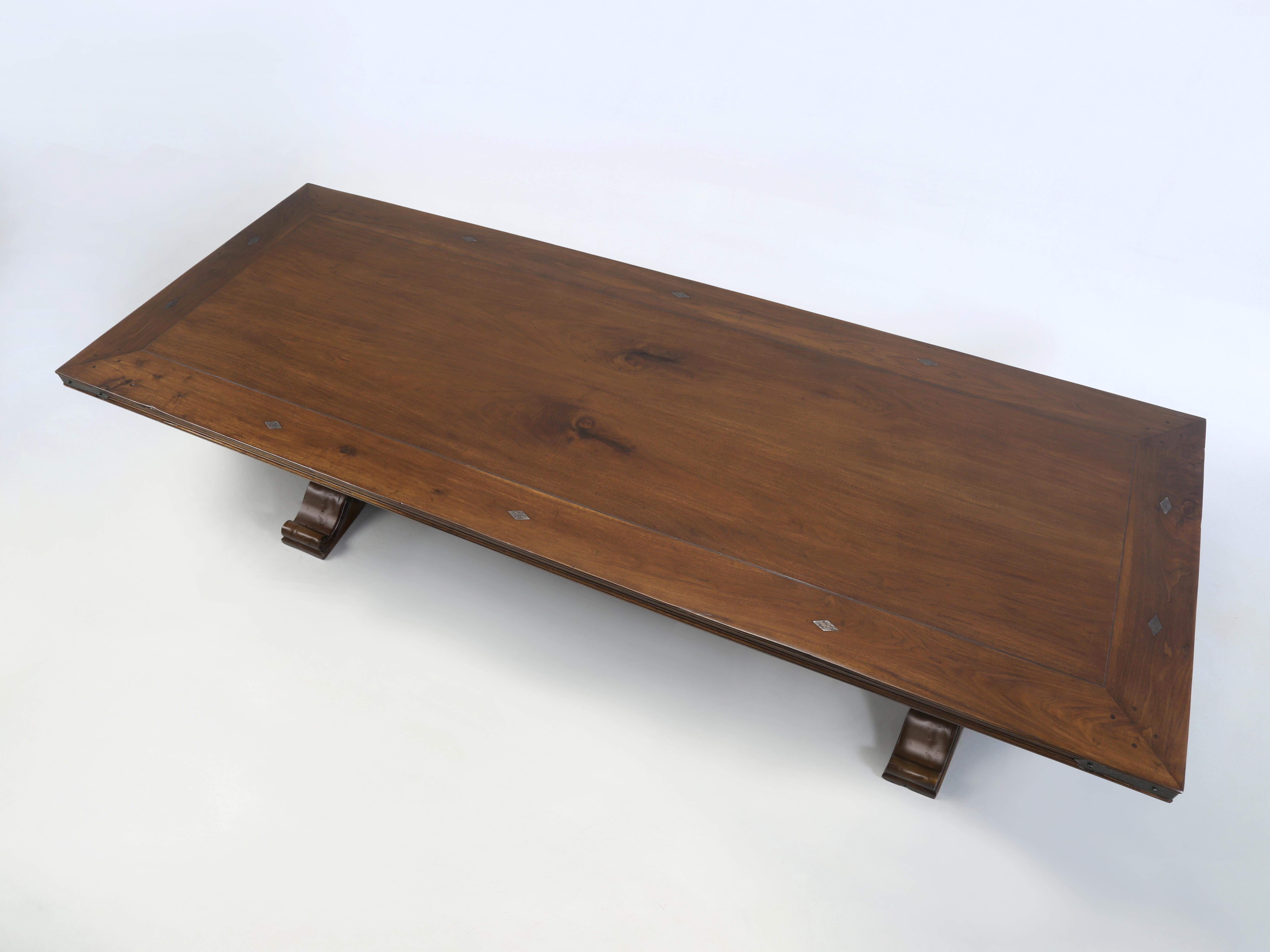 Table de salle à manger en noyer d'inspiration française fabriquée par Old Plank dans notre département de menuiserie et, bien sûr, disponible dans toutes les dimensions et finitions que vous souhaitez. Nous sommes tombés sur cette table de salle à