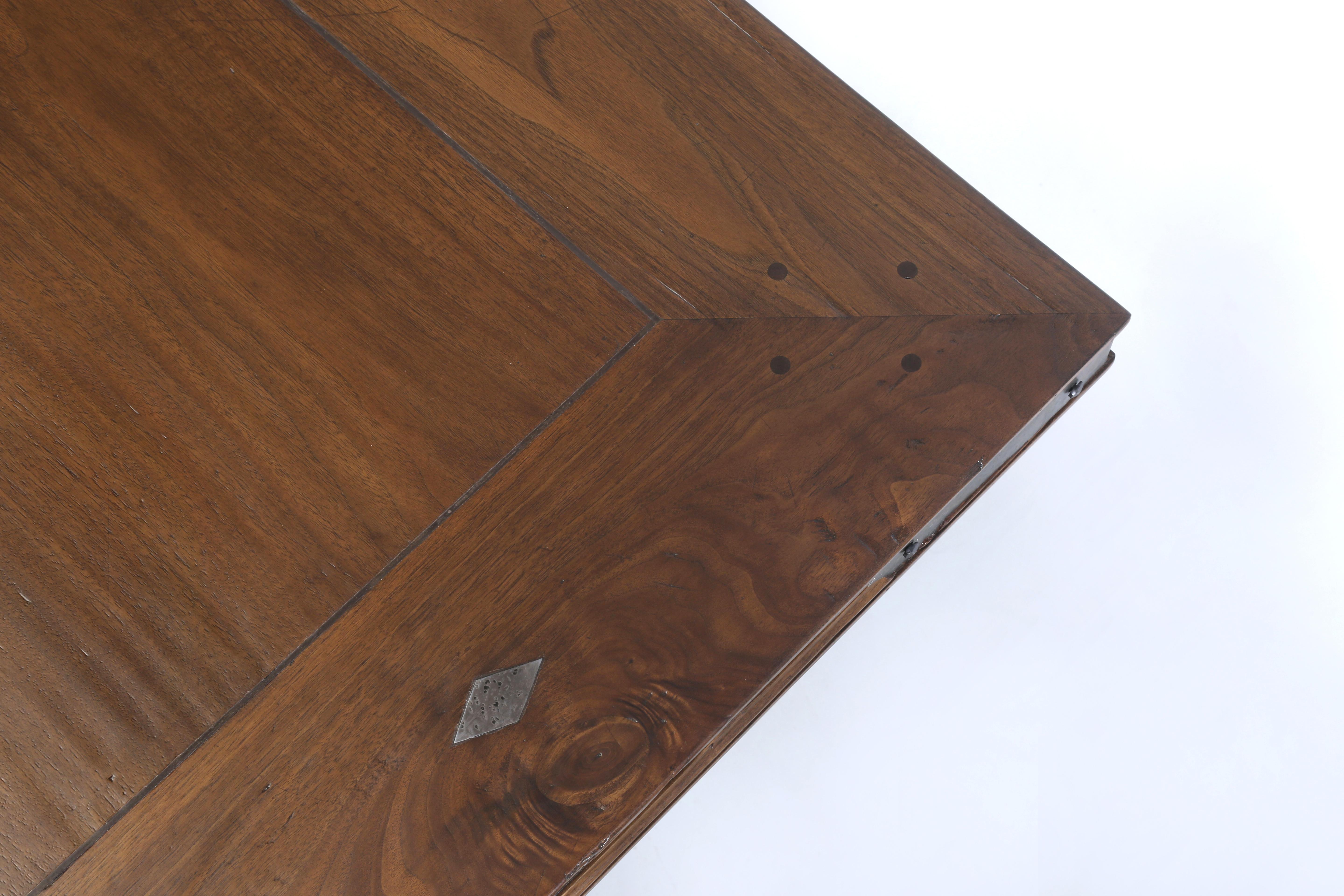 Américain Table de salle à manger d'inspiration française par Old Plank, fabriquée à la main sur commande en vente