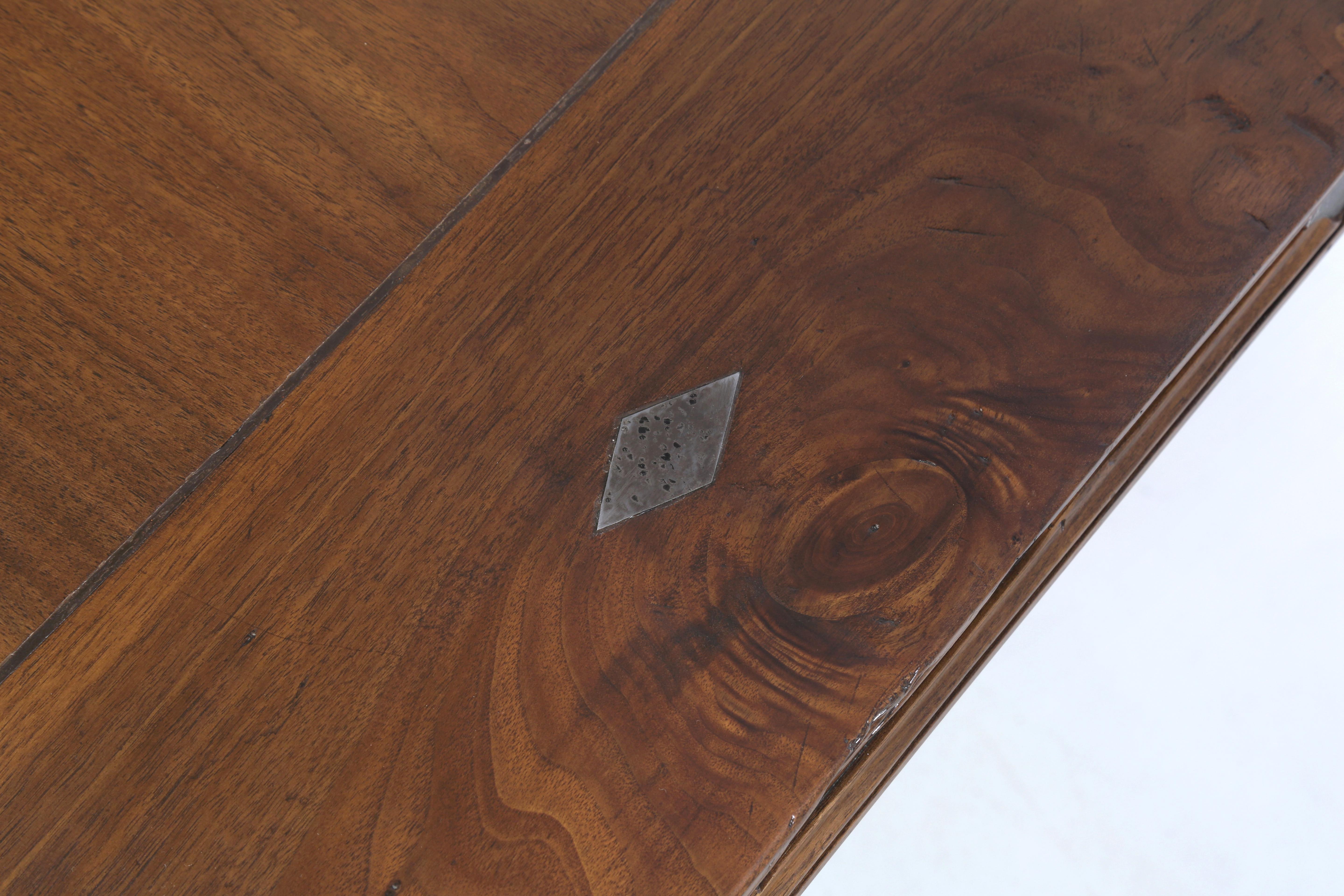 Incrusté Table de salle à manger d'inspiration française par Old Plank, fabriquée à la main sur commande en vente