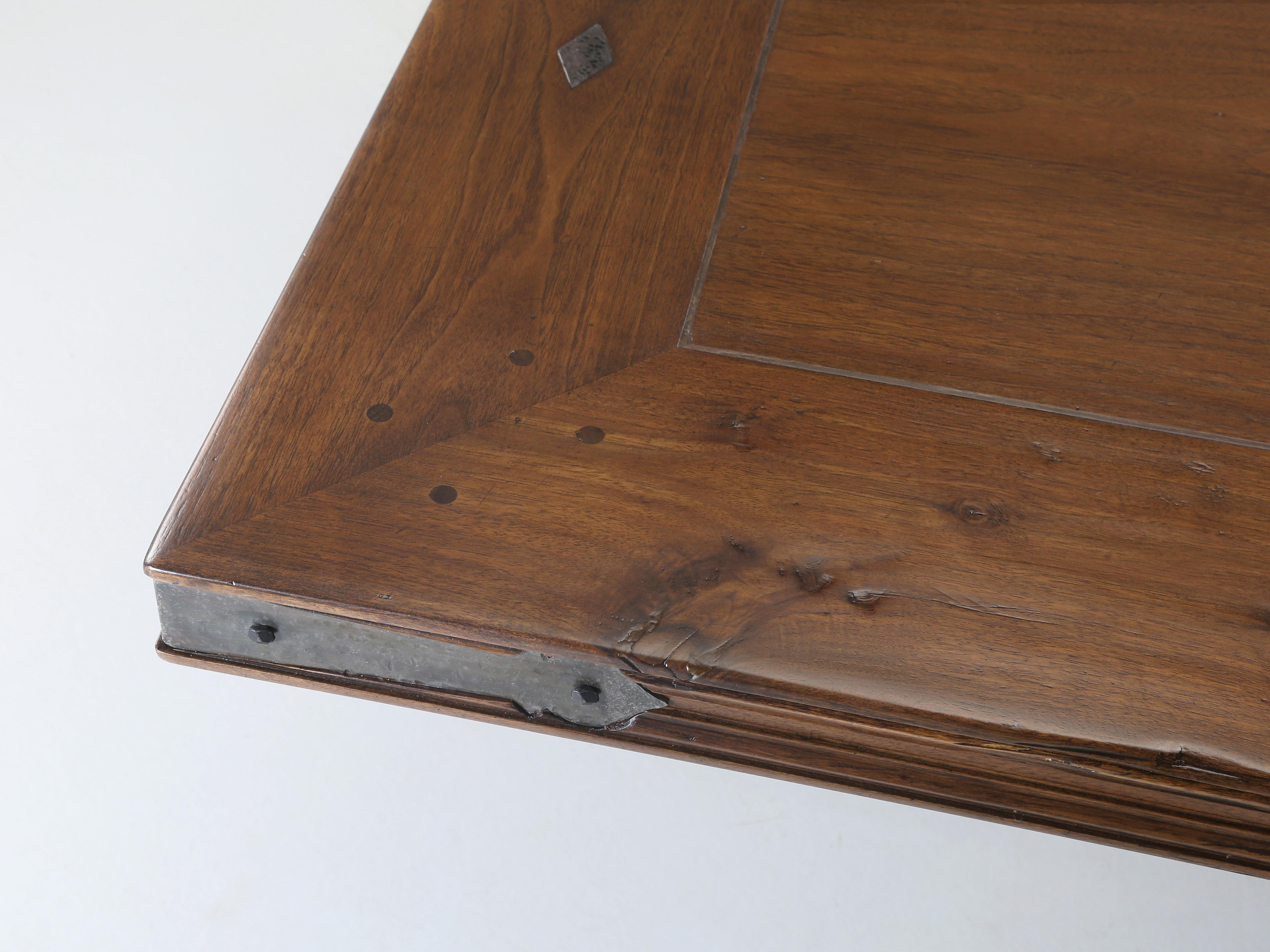Table de salle à manger d'inspiration française par Old Plank, fabriquée à la main sur commande Neuf - En vente à Chicago, IL