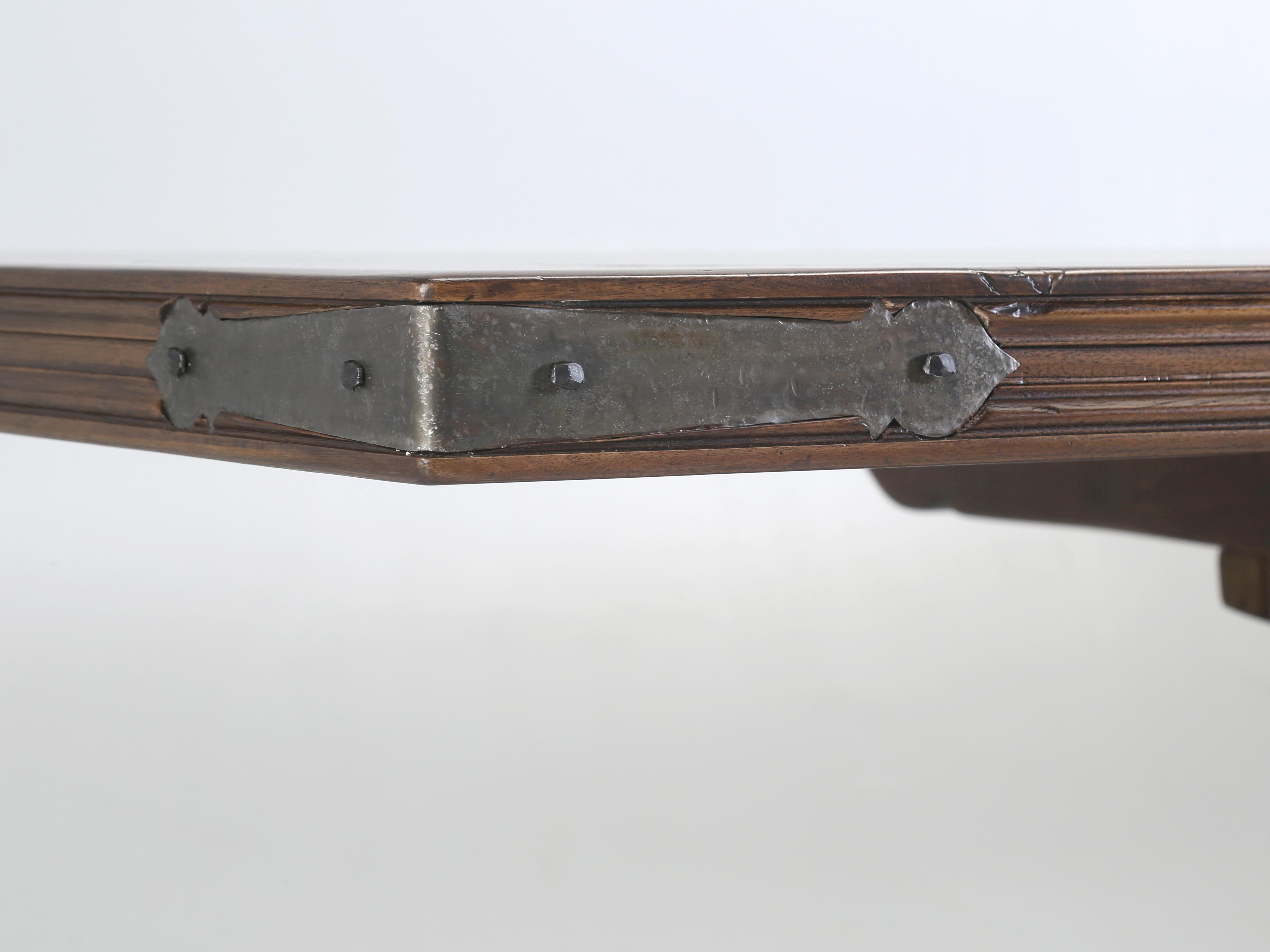XXIe siècle et contemporain Table de salle à manger d'inspiration française par Old Plank, fabriquée à la main sur commande en vente