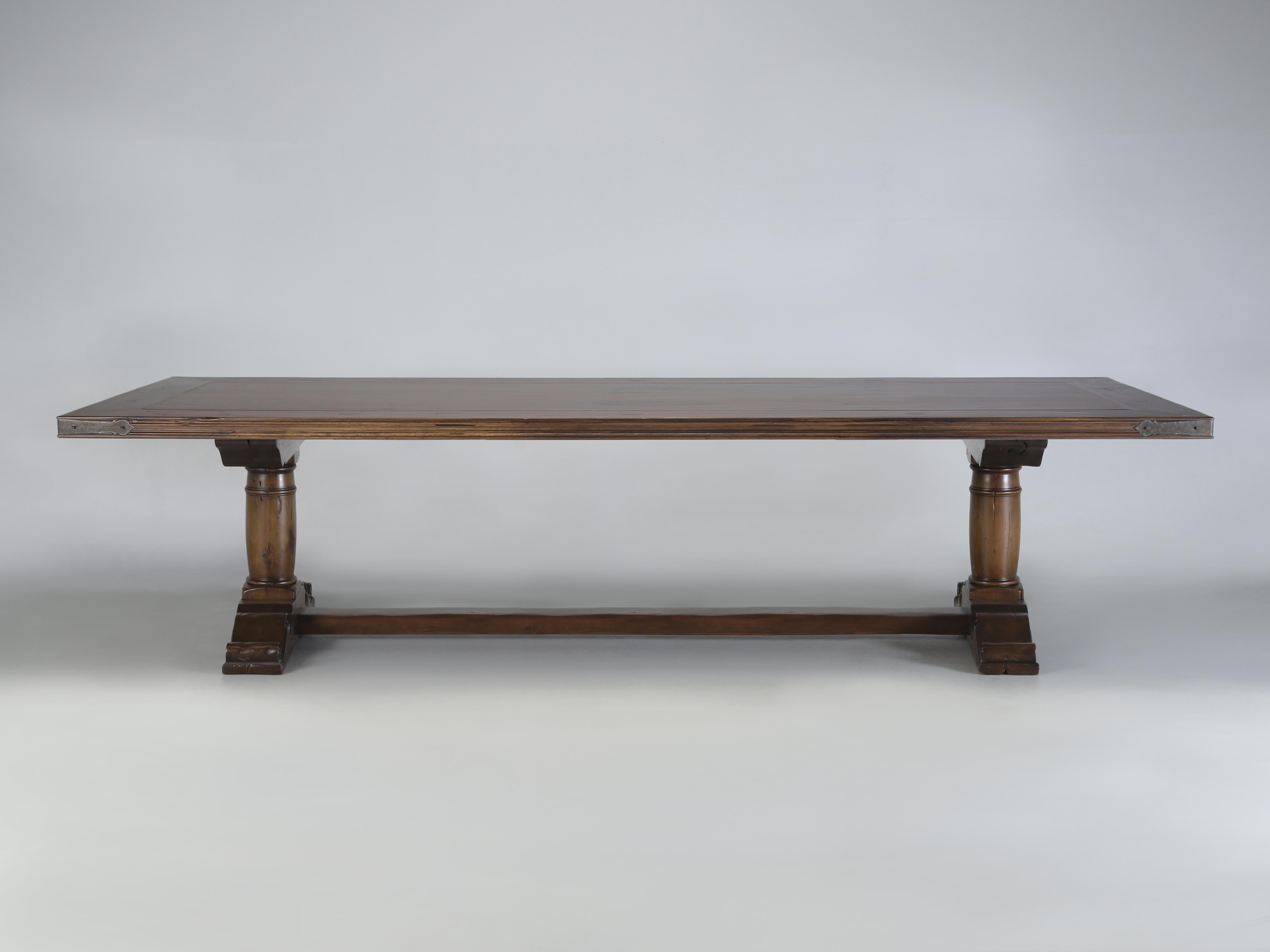 Acier Table de salle à manger d'inspiration française par Old Plank, fabriquée à la main sur commande en vente