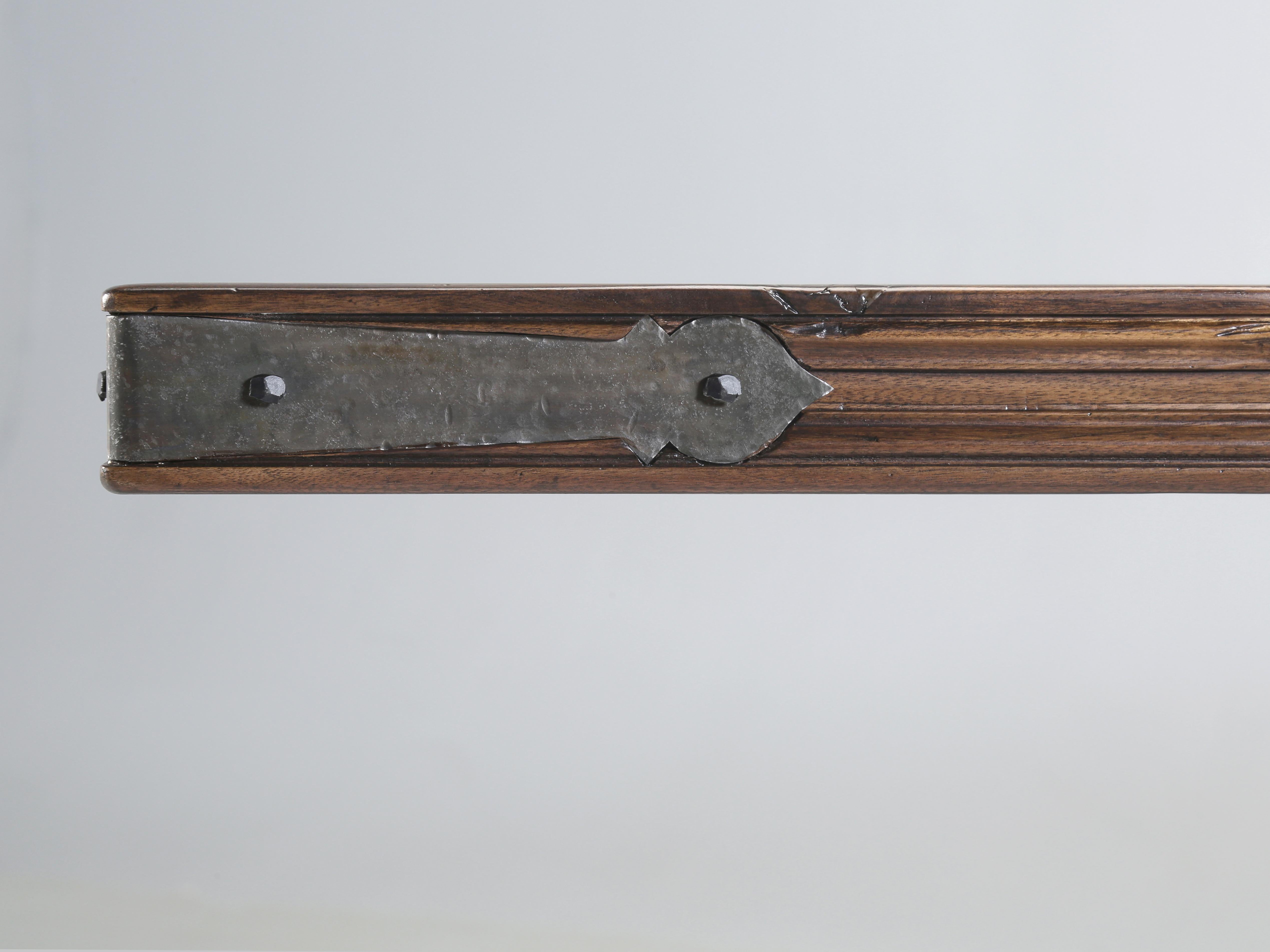 Noyer Table de salle à manger d'inspiration française par Old Plank, fabriquée à la main sur commande en vente