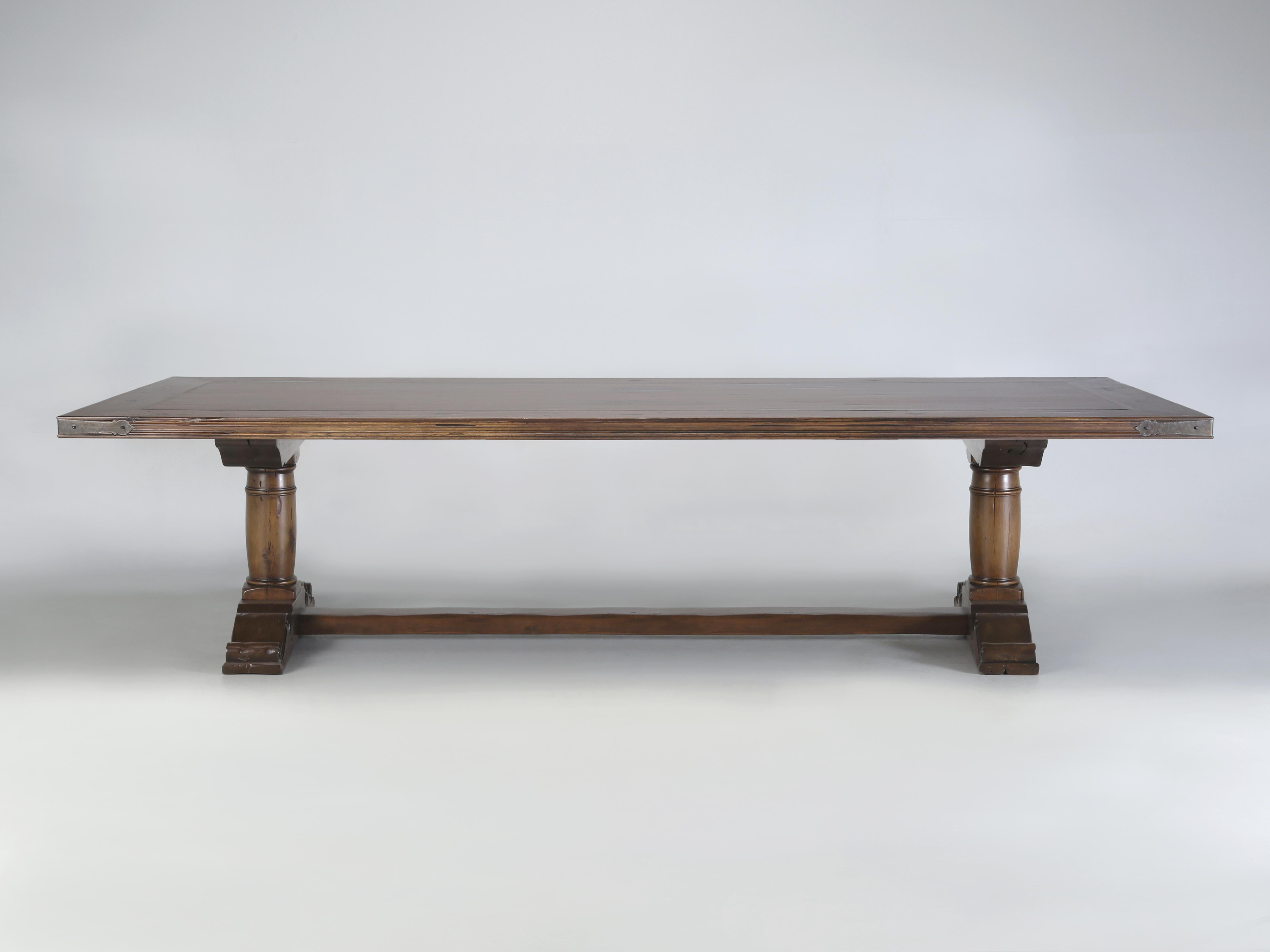 Table de salle à manger d'inspiration française par Old Plank, fabriquée à la main sur commande en vente 1