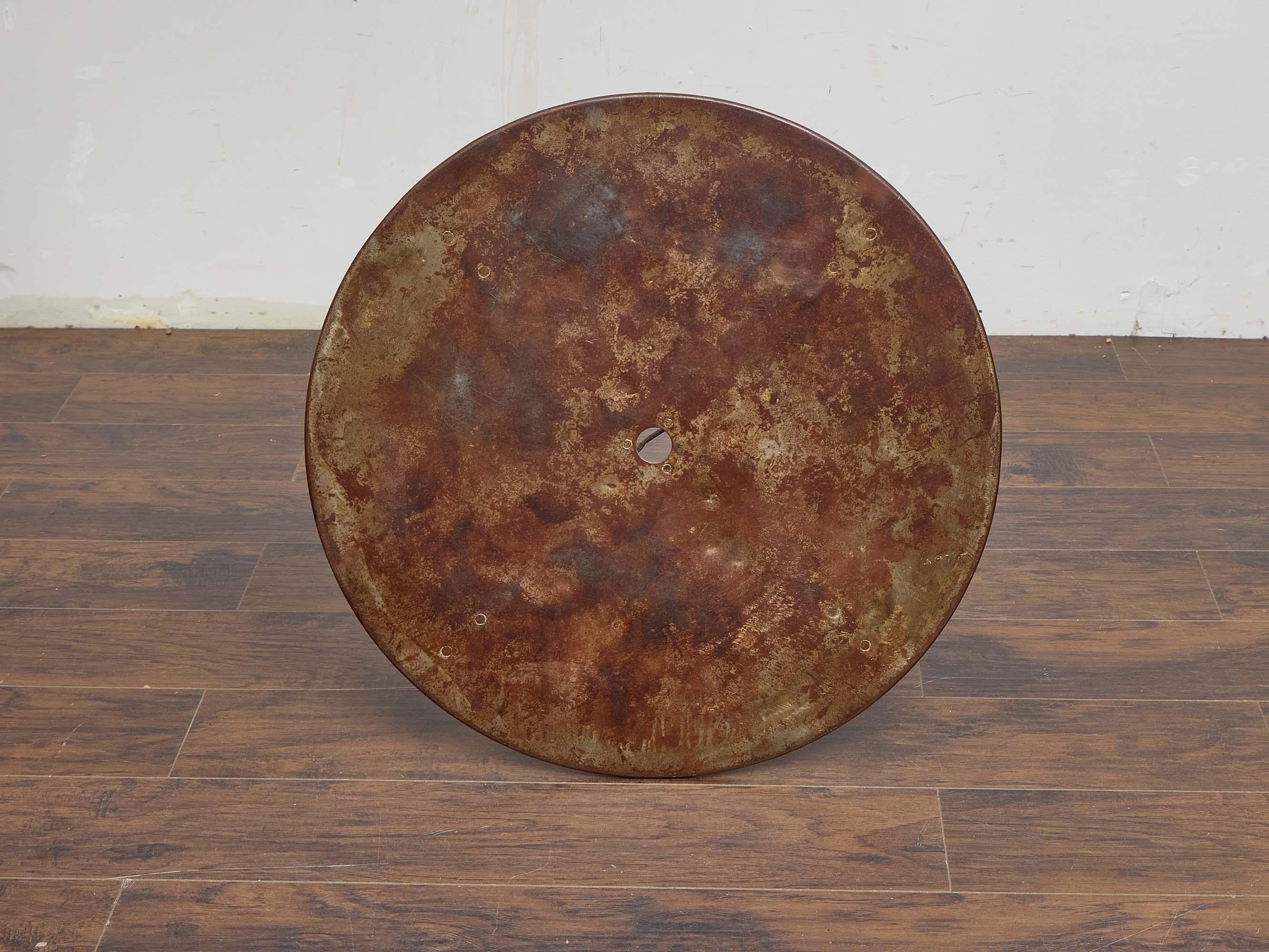 Mesa de jardín francesa de hierro con base escalonada y pátina envejecida, años 20 siglo XX en venta