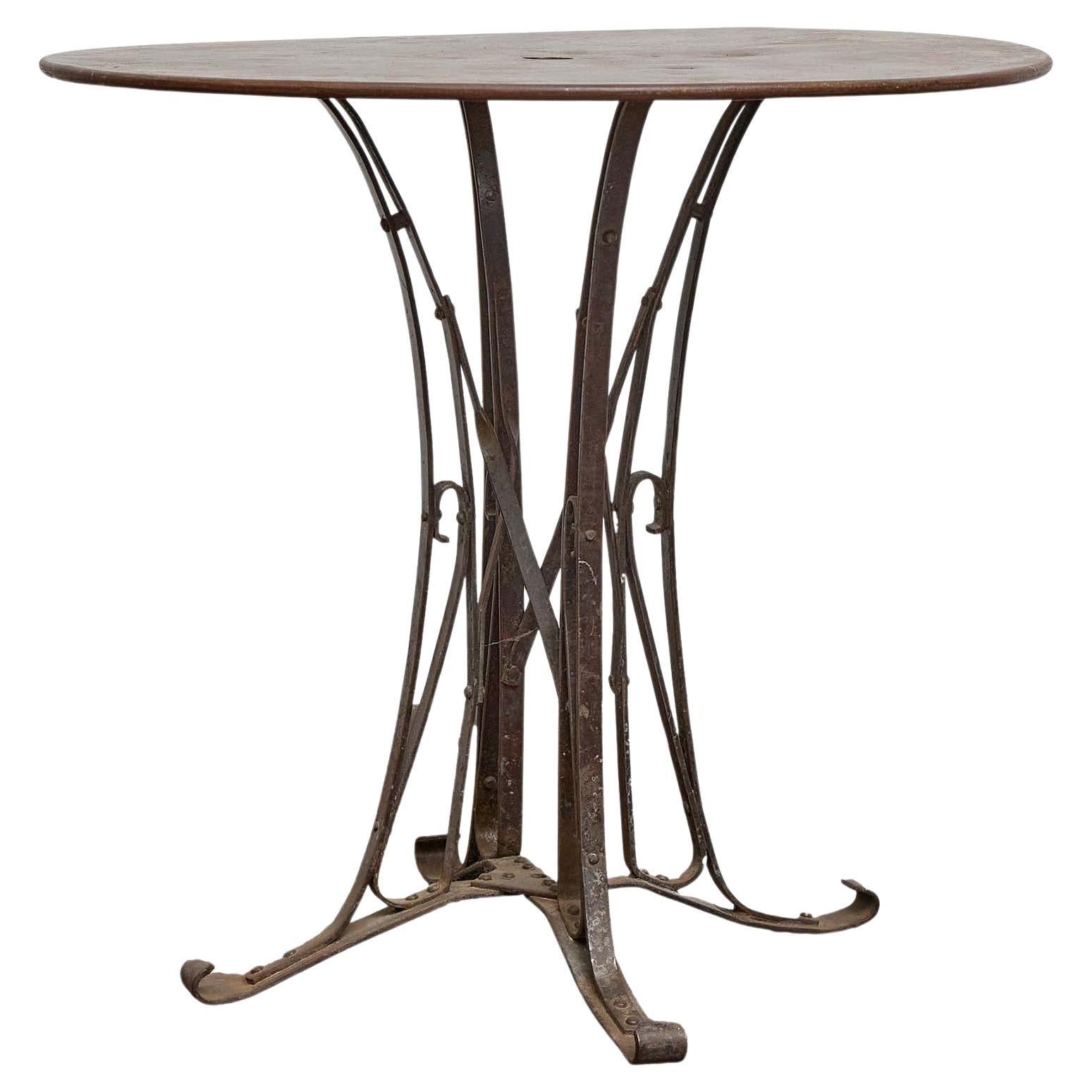 Mesa de jardín francesa de hierro con base escalonada y pátina envejecida, años 20