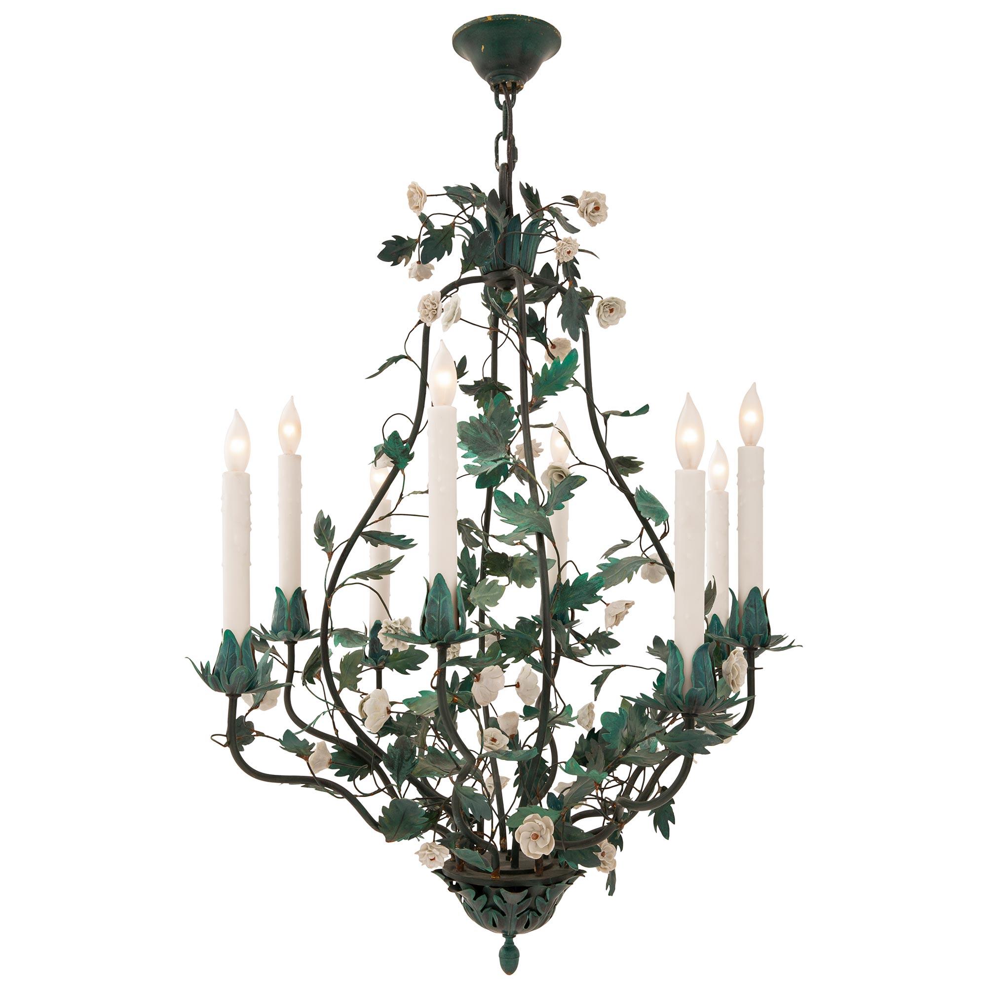 Ravissant lustre en fer, tole pressé et porcelaine de Saxe de style campagnard français du début du siècle. Le lustre à huit branches est centré par un charmant épi de faîtage en forme de gland sous de belles grandes feuilles d'acanthe. Des