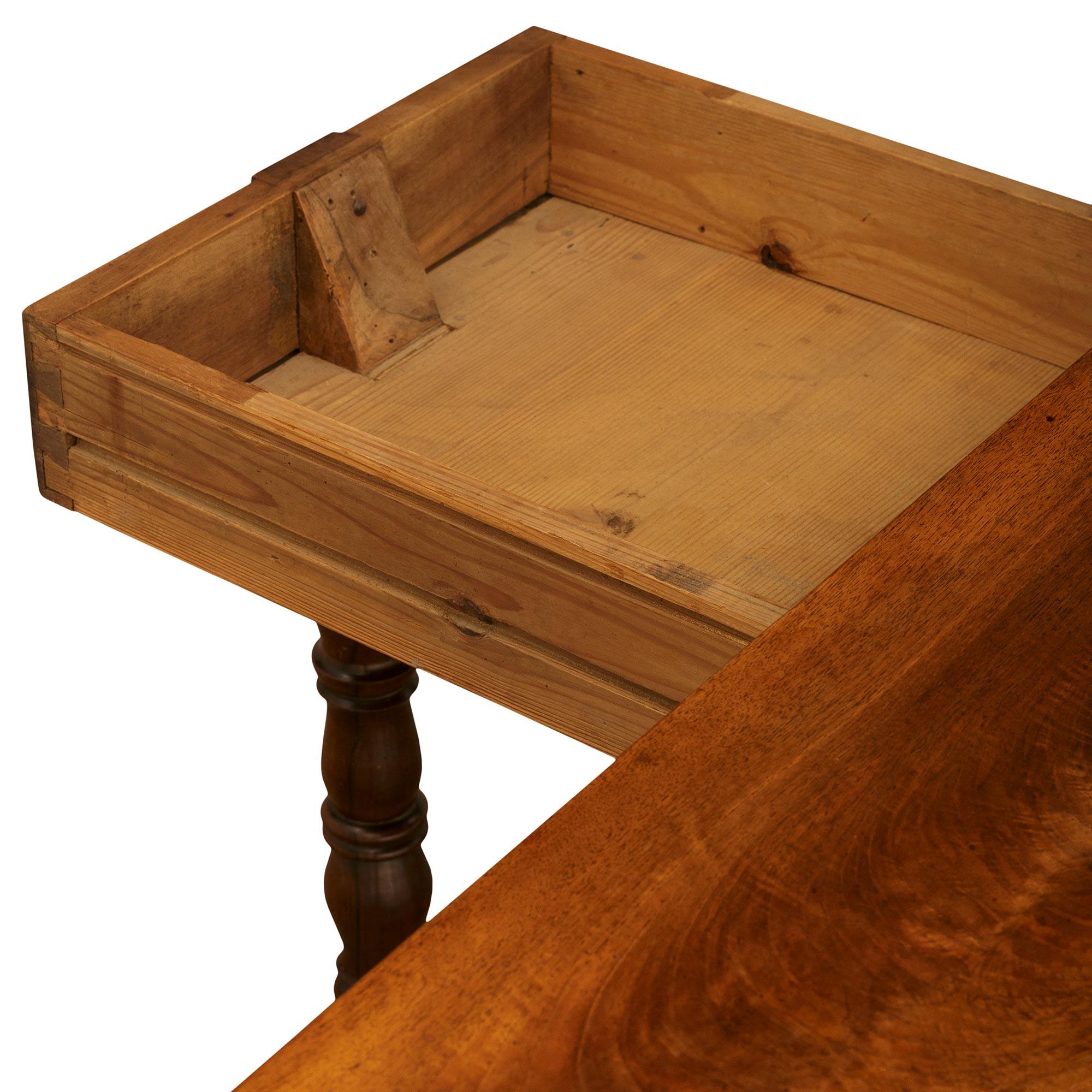 Mesa de comedor/consola de campo francesa de nogal del siglo XIX en venta 1