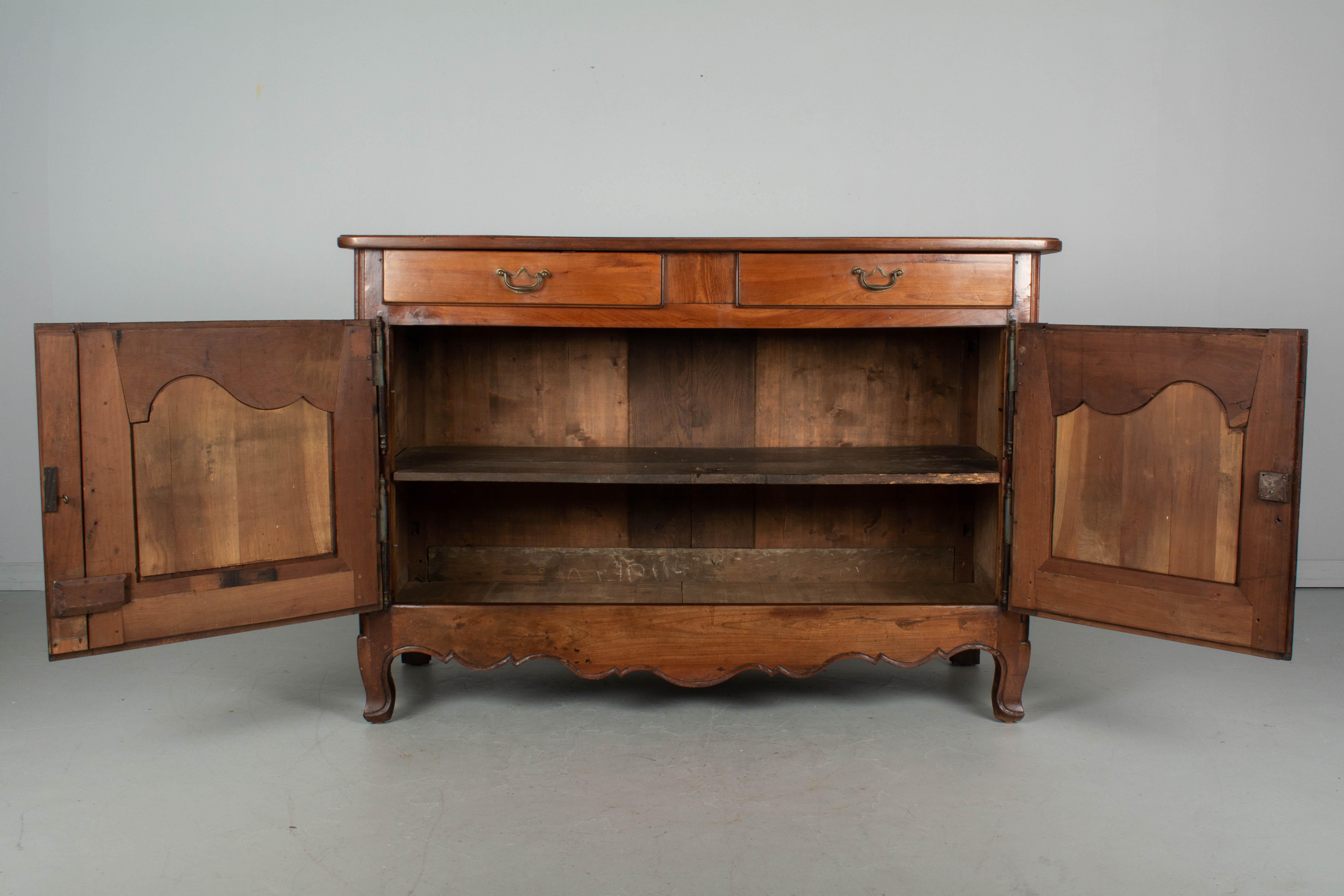 Country French Louis XV Style Buffet or Sideboard In Good Condition In Winter Park, FL