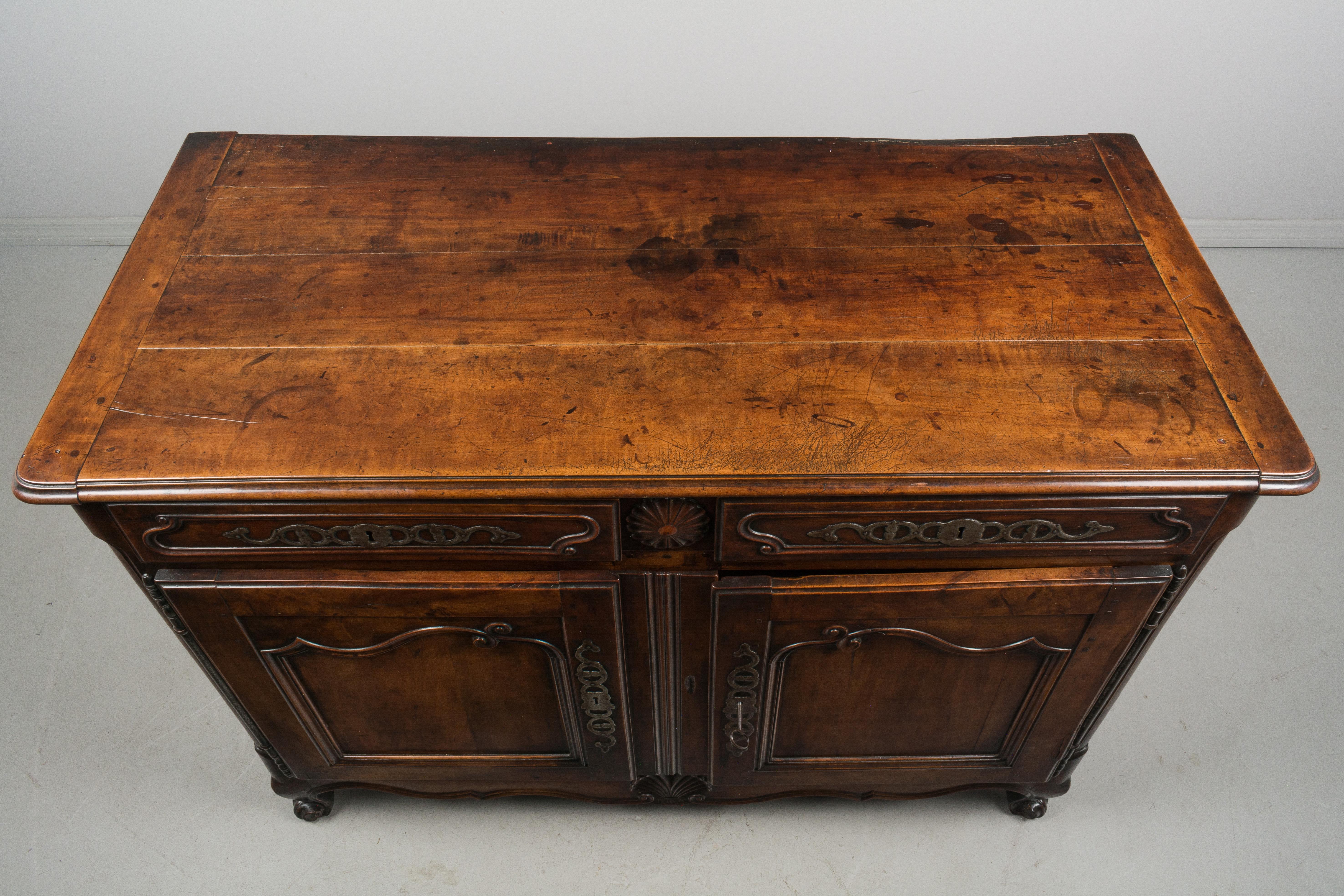 Country French Louis XV Style Buffet or Sideboard In Good Condition In Winter Park, FL