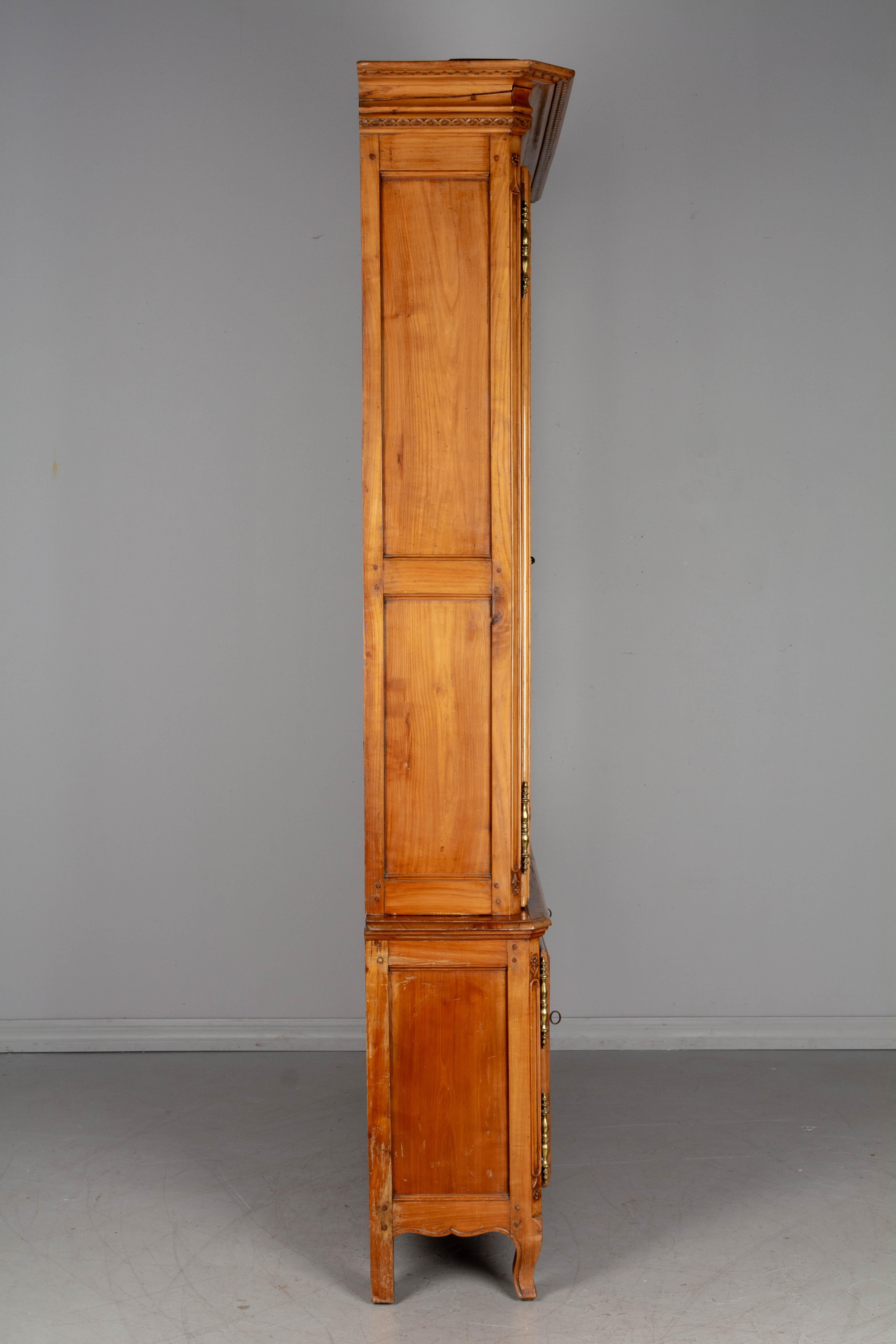 Country French Louis XV Style Vitrine or China Cabinet In Good Condition In Winter Park, FL