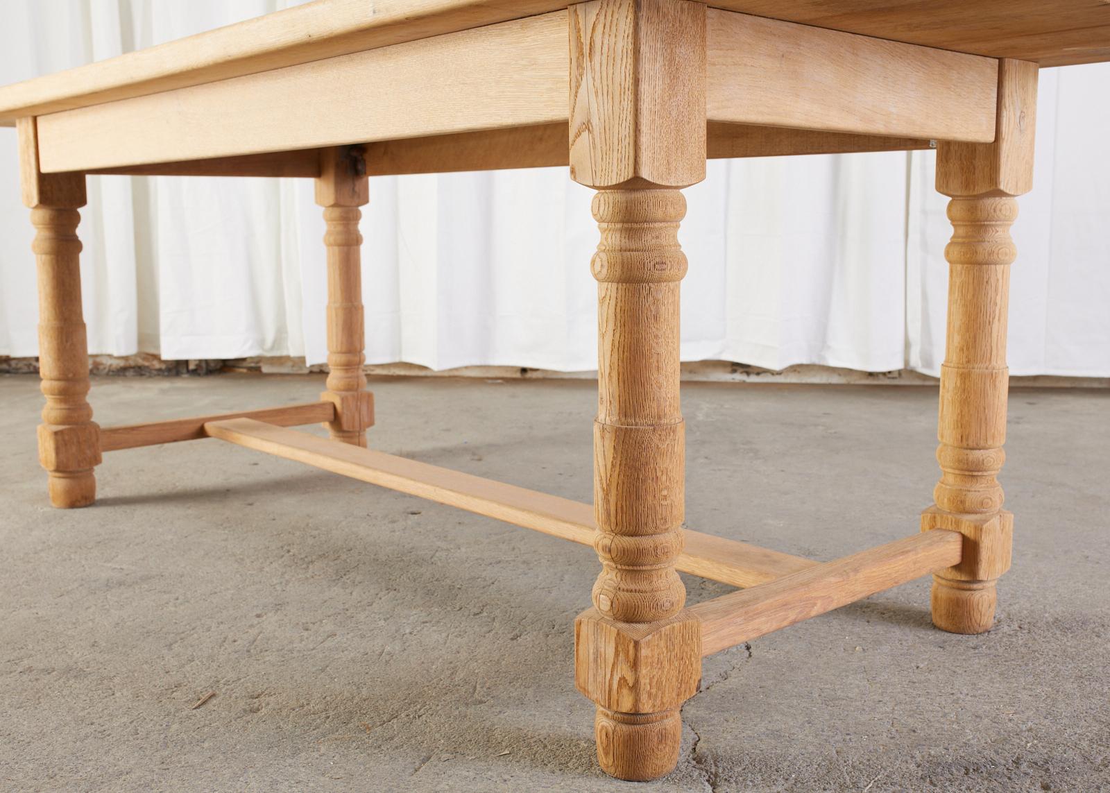 Table à manger à tréteaux de ferme française en chêne en vente 2