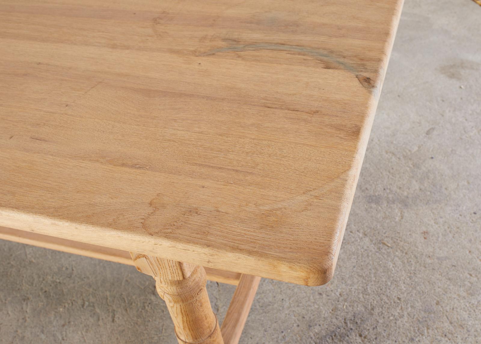 Chêne Table à manger à tréteaux de ferme française en chêne en vente