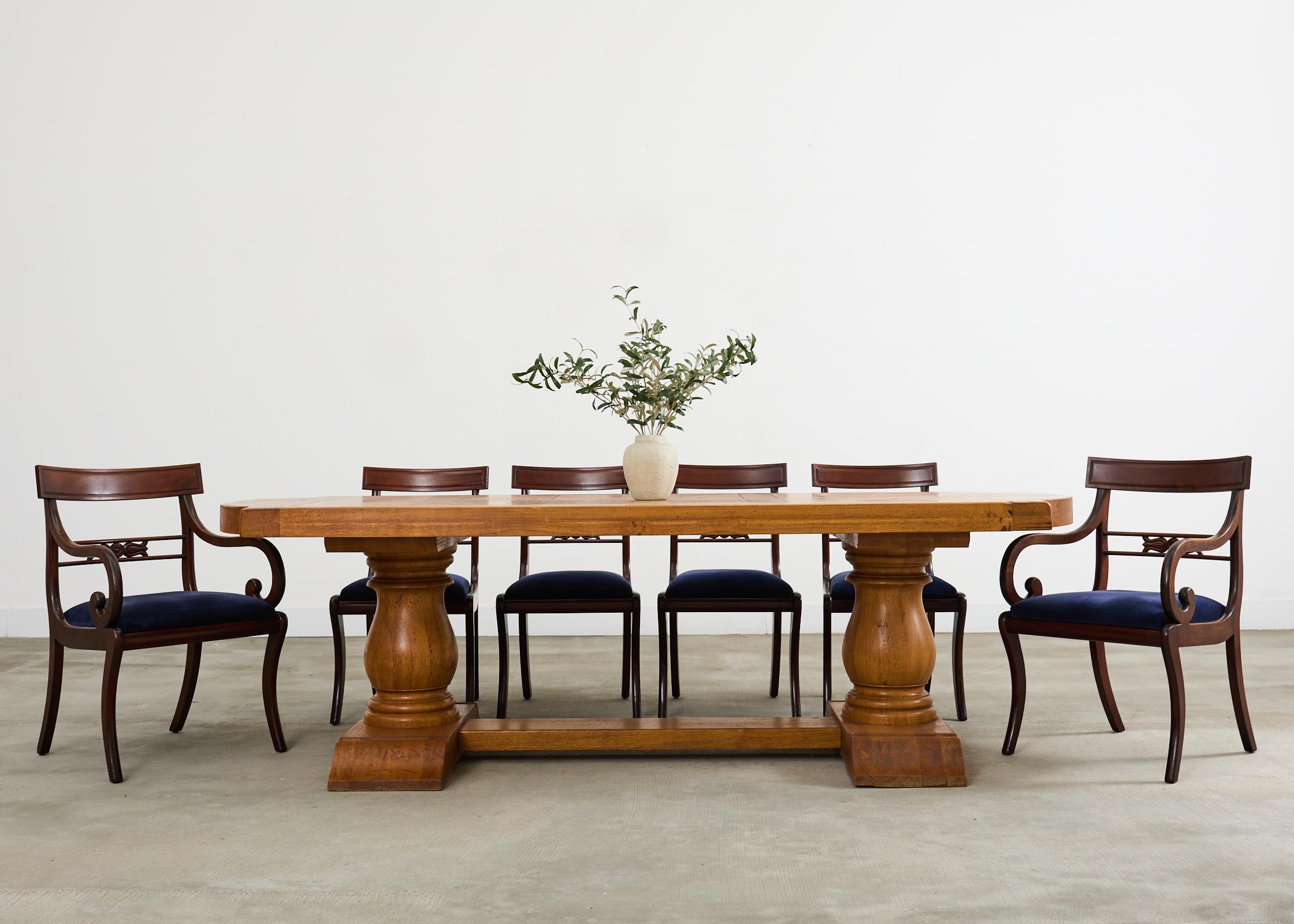 Substantielle table de salle à manger de ferme provinciale française fabriquée en bois de chêne. La table est dotée d'un plateau solide de 3 pouces d'épaisseur, avec des extrémités rondes démilunies de chaque côté. Le plateau est soutenu par une