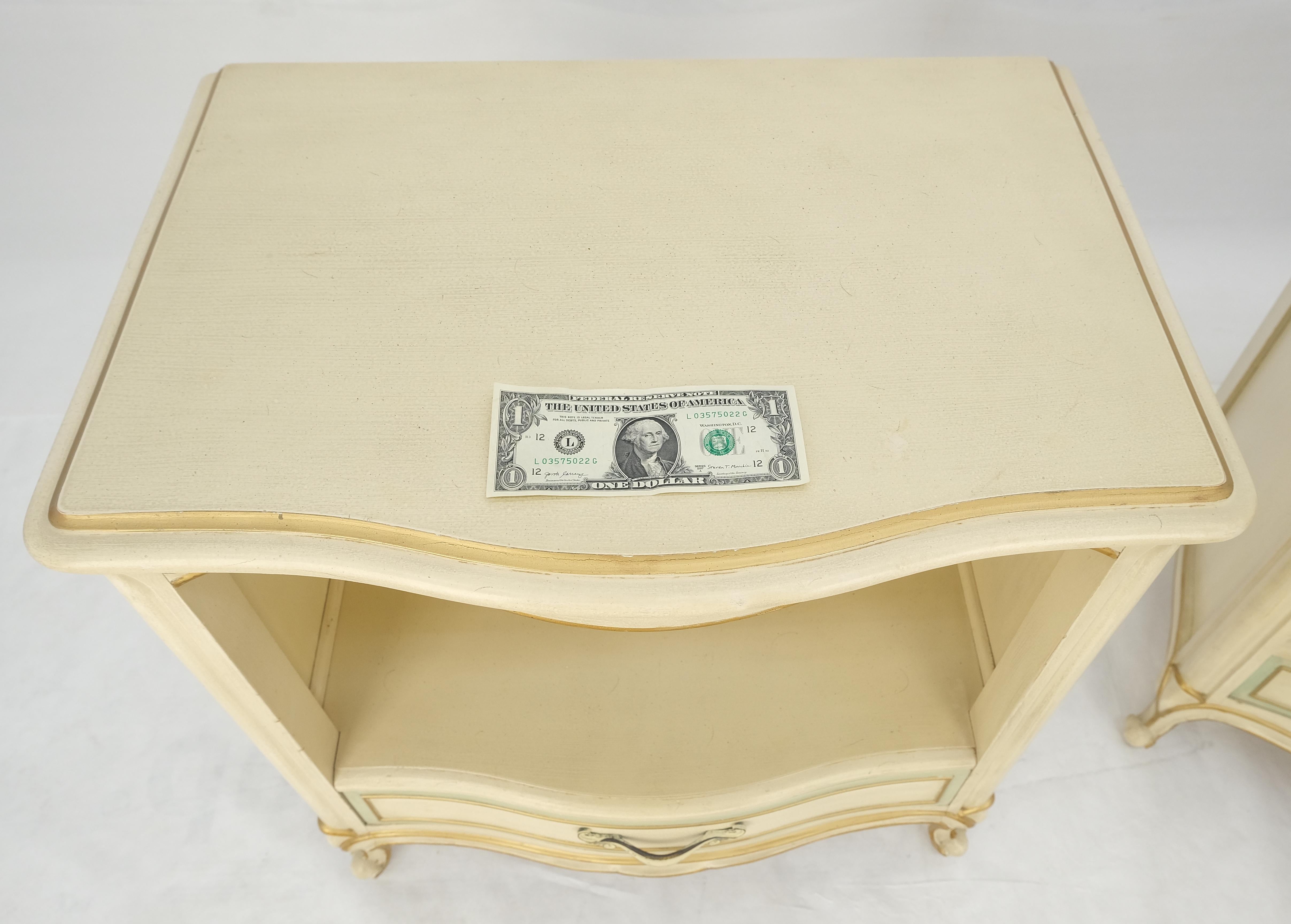 Country French Blanco Beige Oro Azul Mesillas de noche de un cajón MENTA en venta 3