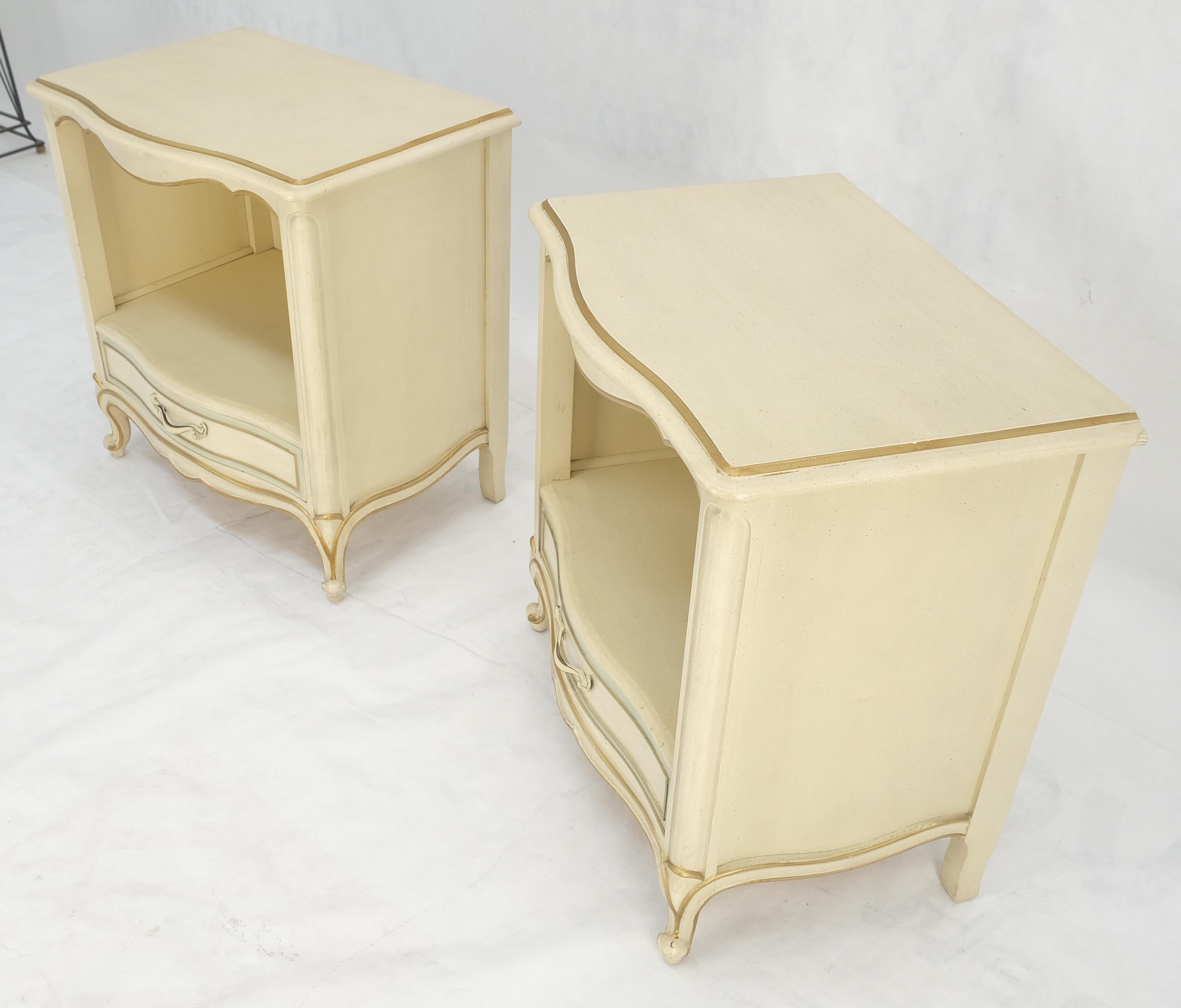 Country French Blanco Beige Oro Azul Mesillas de noche de un cajón MENTA en venta 5