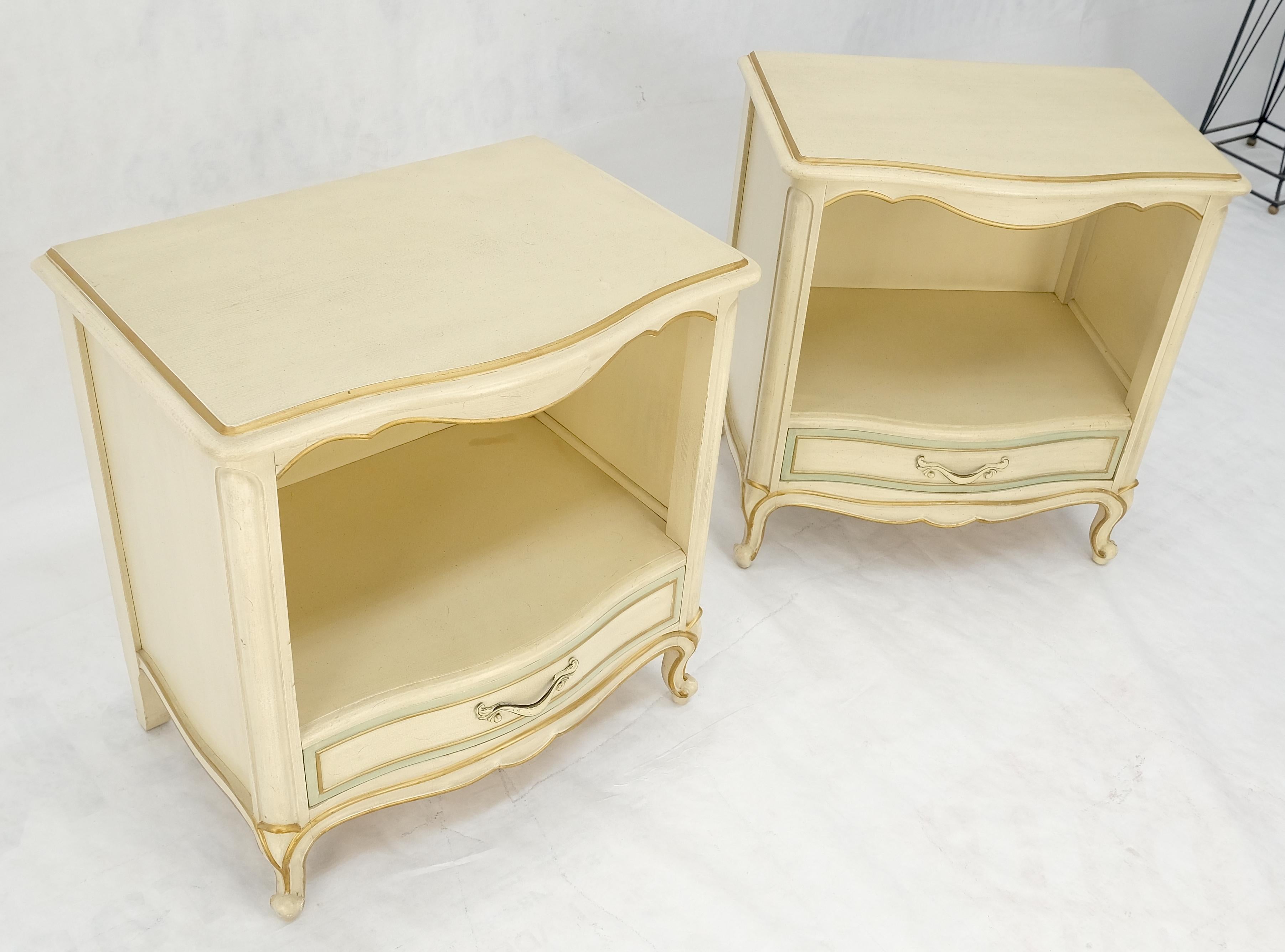 Country French Blanco Beige Oro Azul Mesillas de noche de un cajón MENTA en venta 6