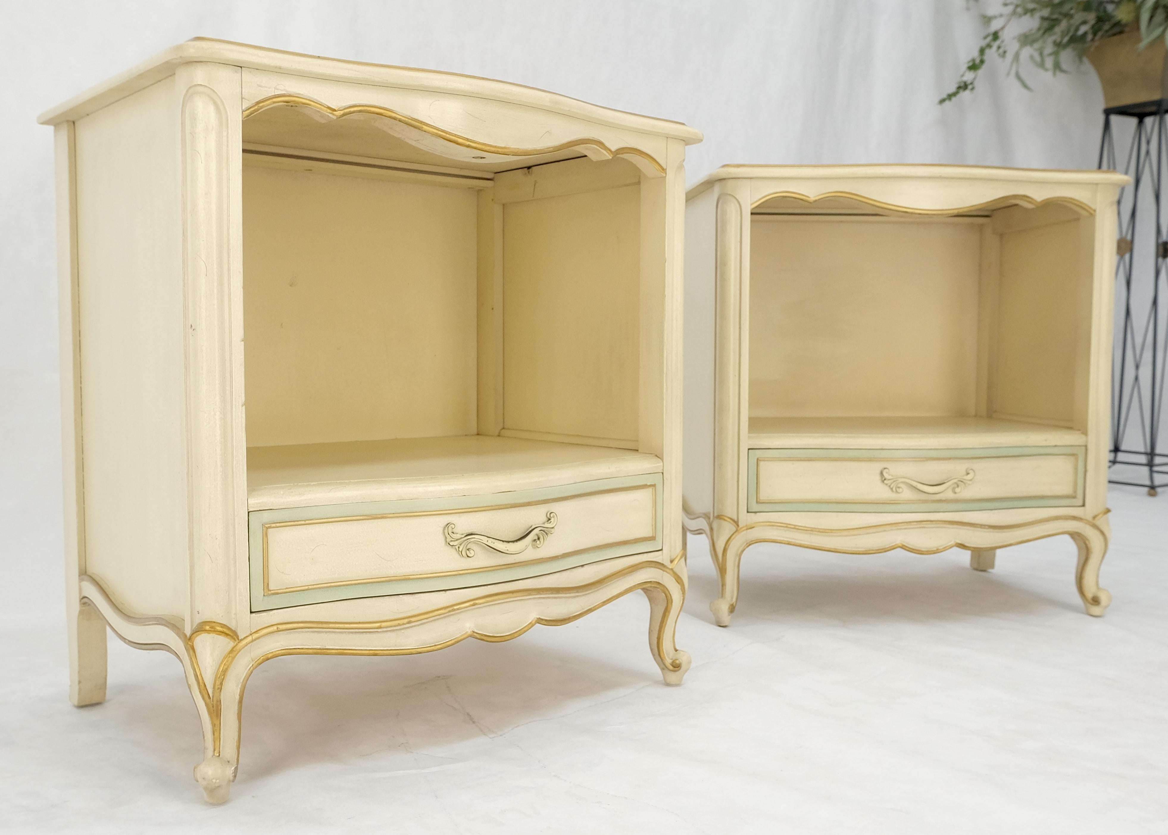 Country French Blanco Beige Oro Azul Mesillas de noche de un cajón MENTA en venta 7